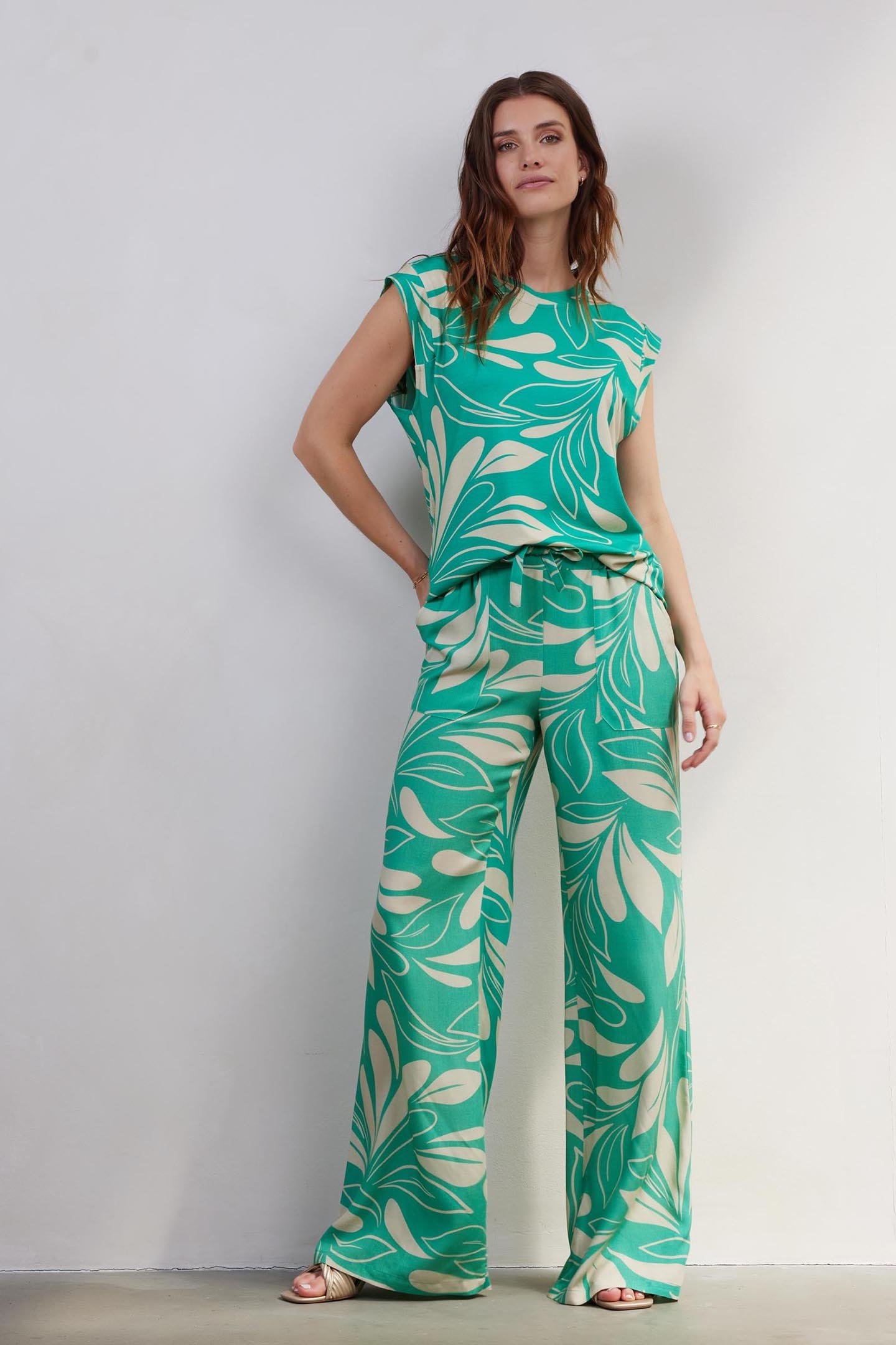 SLEEVELESS TEE GOLDEN GREEN WITH ISLAND PRINT 2