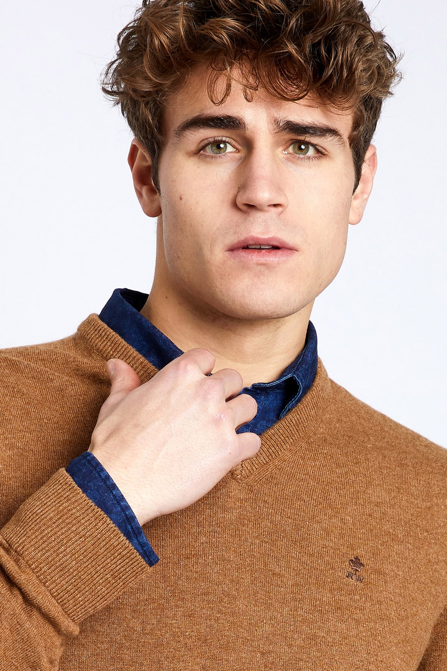 BASIC V-NECK PULLOVER IN BROWN 5