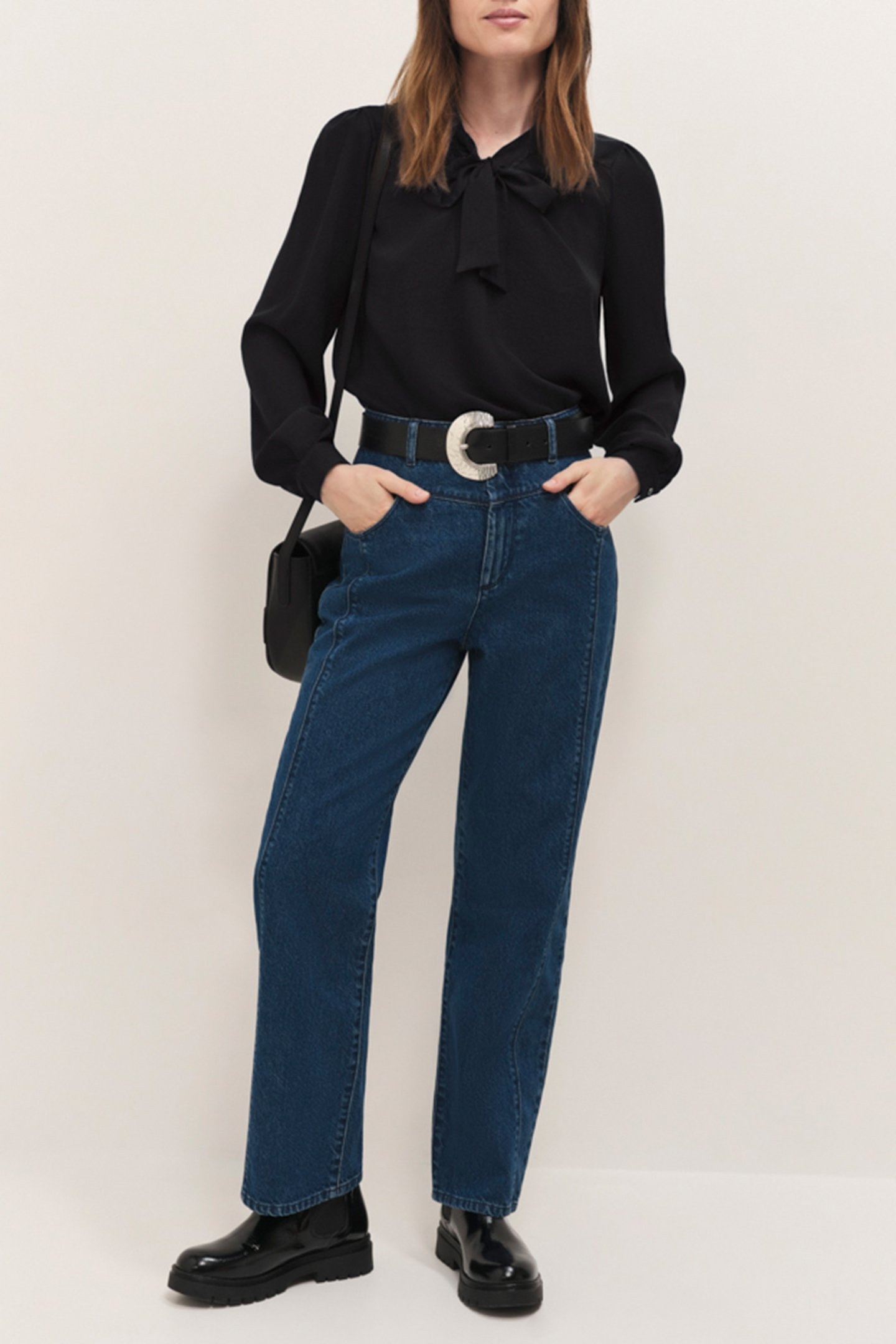 CYRILLE - BLACK FLOWING BLOUSE WITH LAVALLIÈRE COLLAR 3