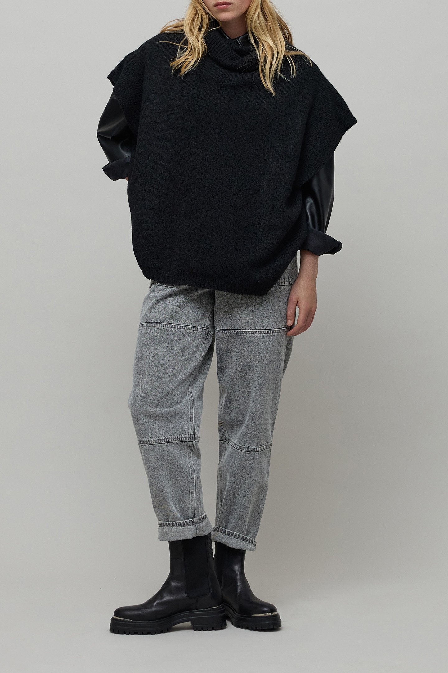 HIGH-WAISTED GREY STRAIGHT JEANS WITH POCKET ZIP 4