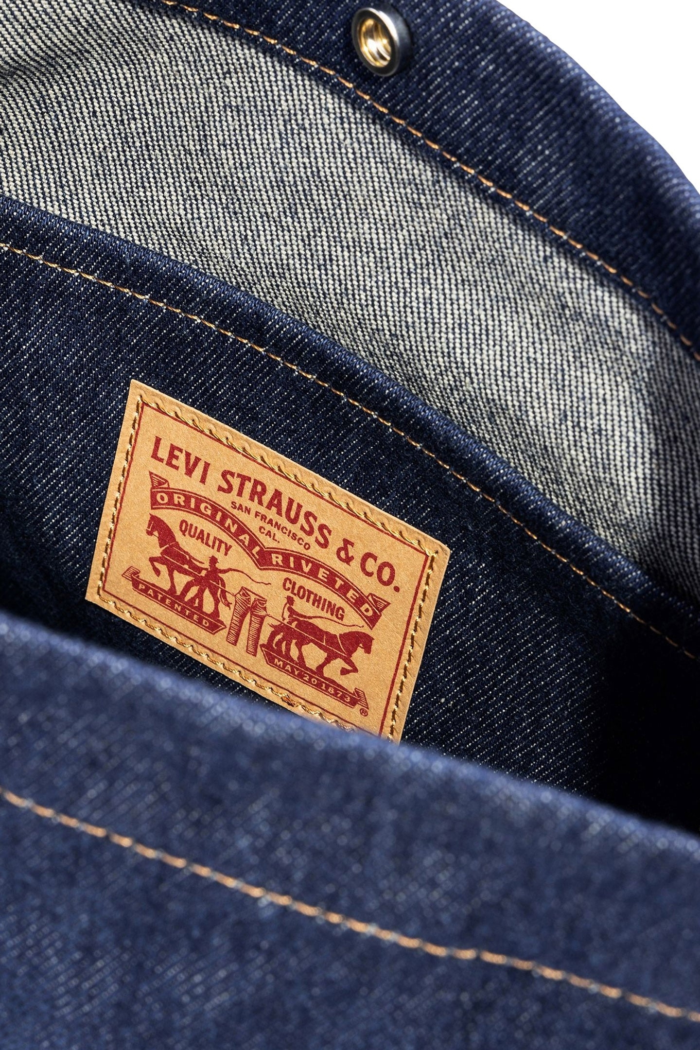 LEVI'S® HERITAGE BUCKET BAG IN INDIGO RINSE 5