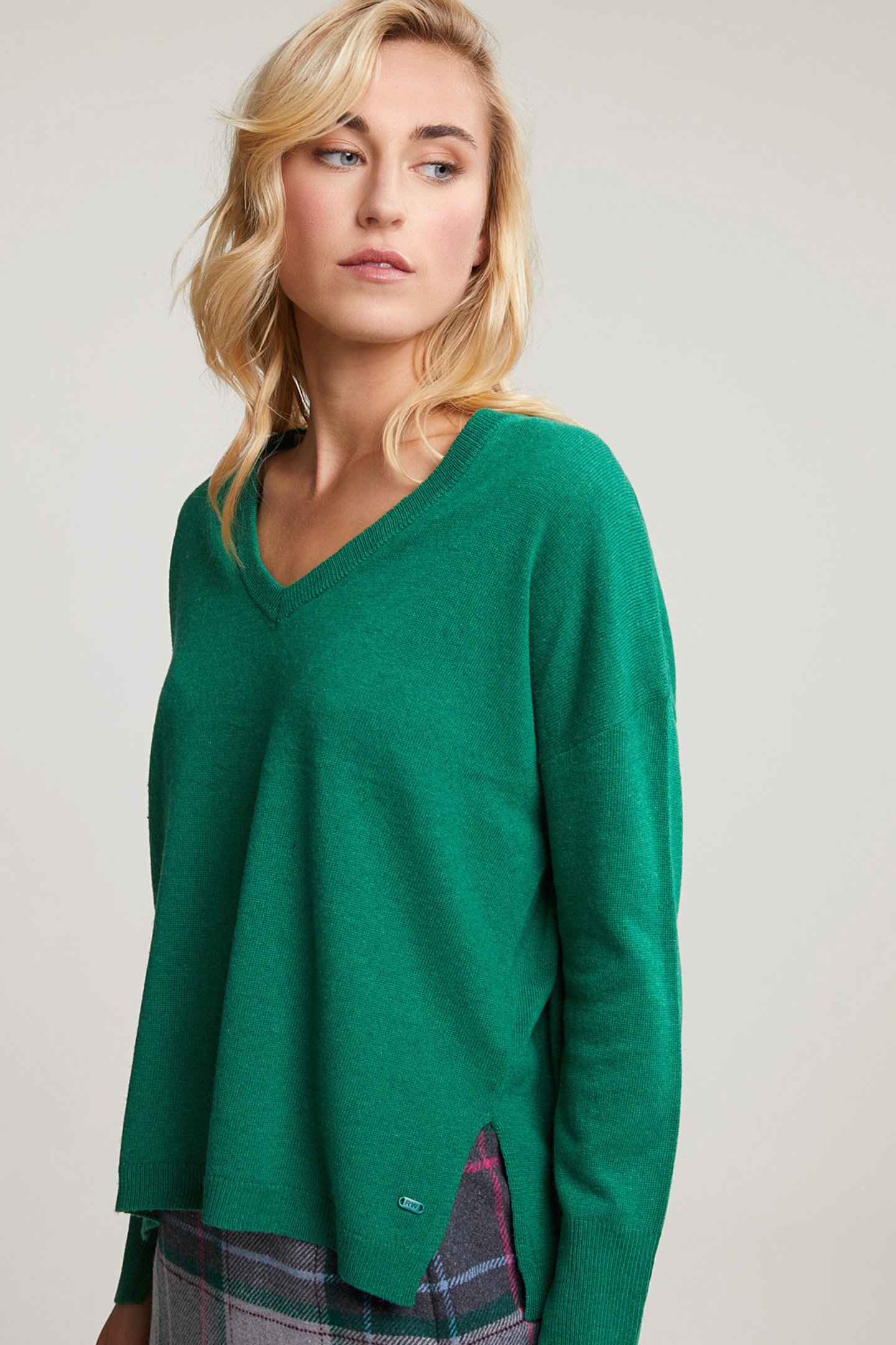 GREEN BASIC V-NECK SWEATER LONG SLEEVES 4