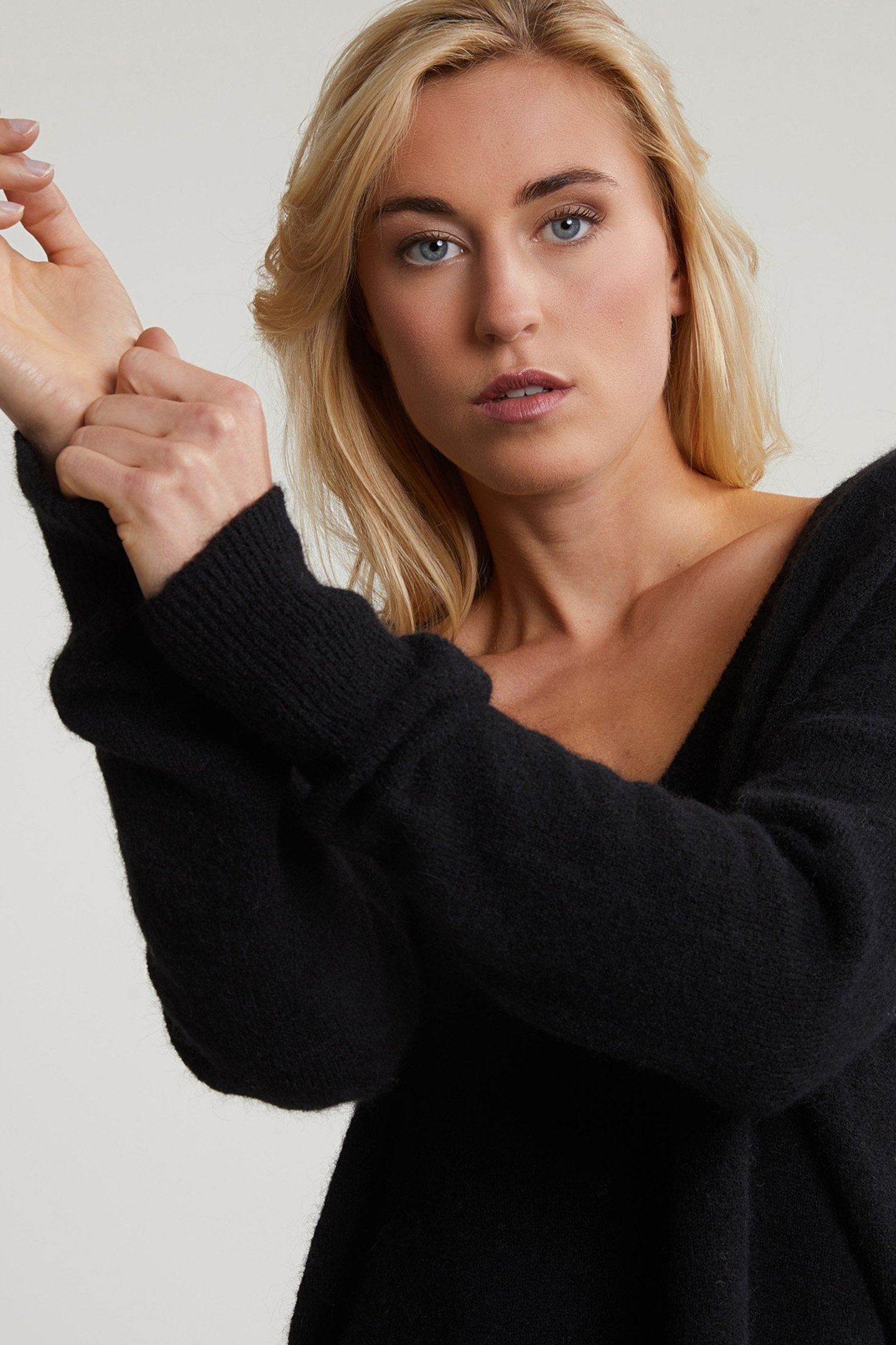 BLACK V-NECK SWEATER LONG SLEEVES 4