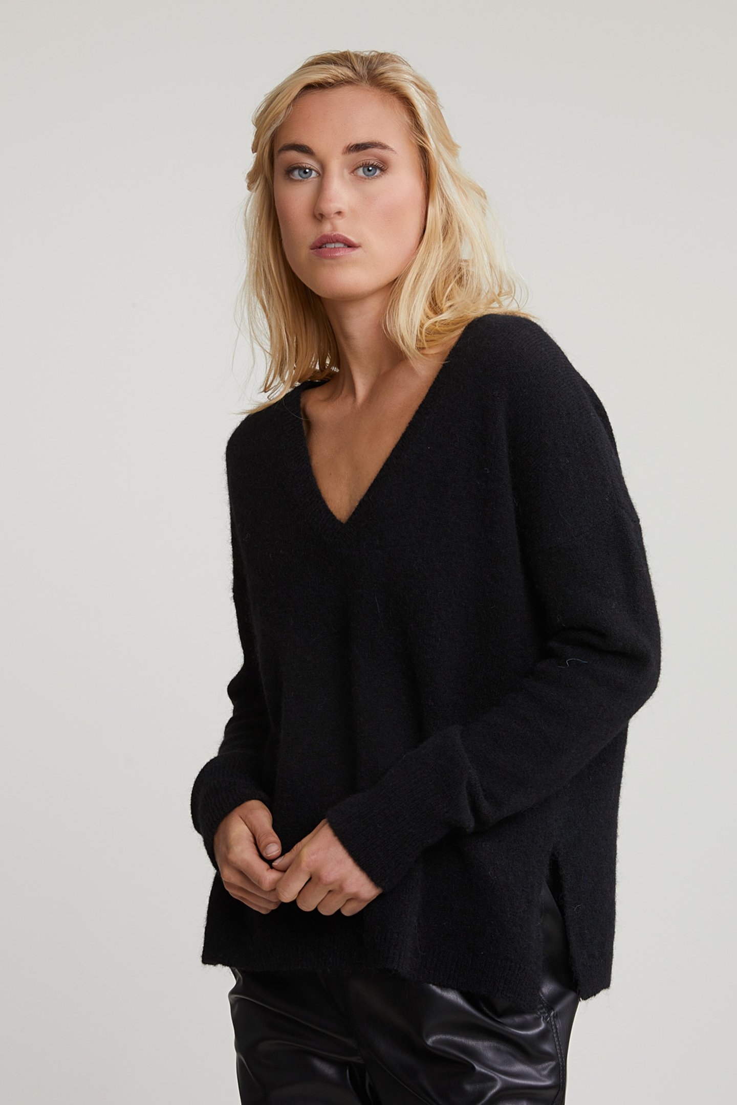 BLACK V-NECK SWEATER LONG SLEEVES 1