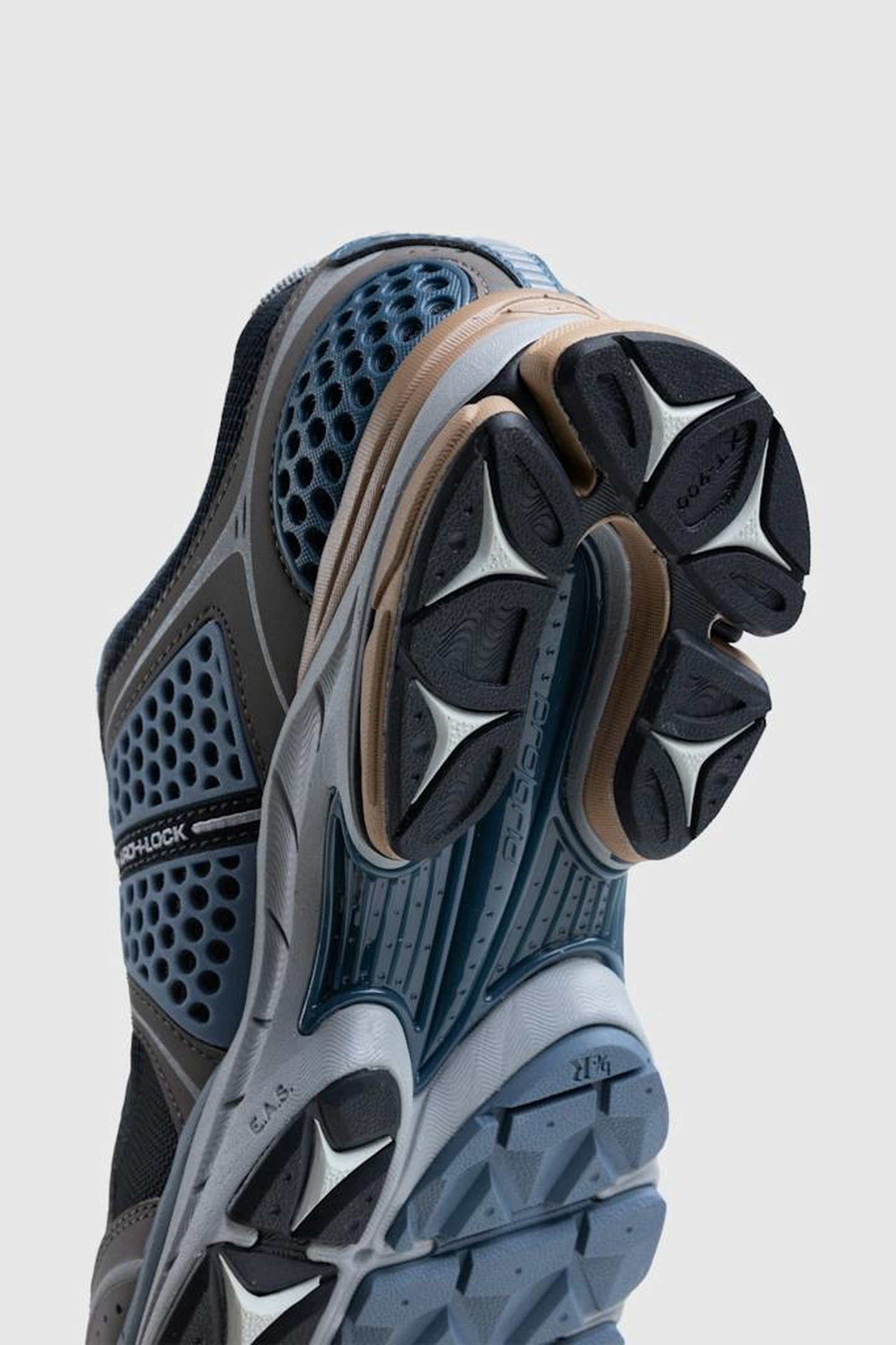 SAUCONY – PROGRID TRIUMPH 4 CAVIAR/MOREL 5