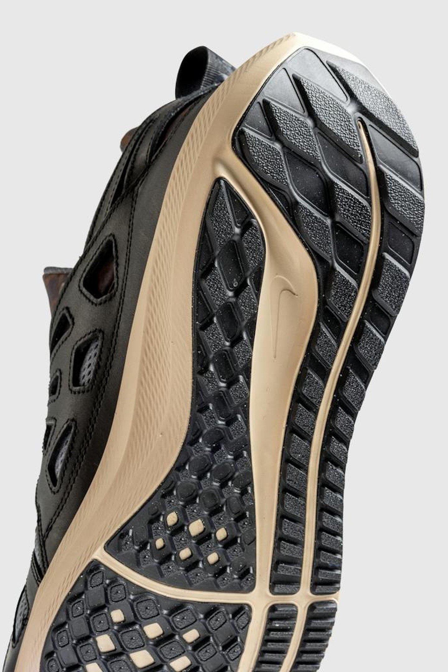 NIKE X  PATTA – AIR HUARACHE 20Y24 BLACK/COOL GREY/SANDDRIFT 4