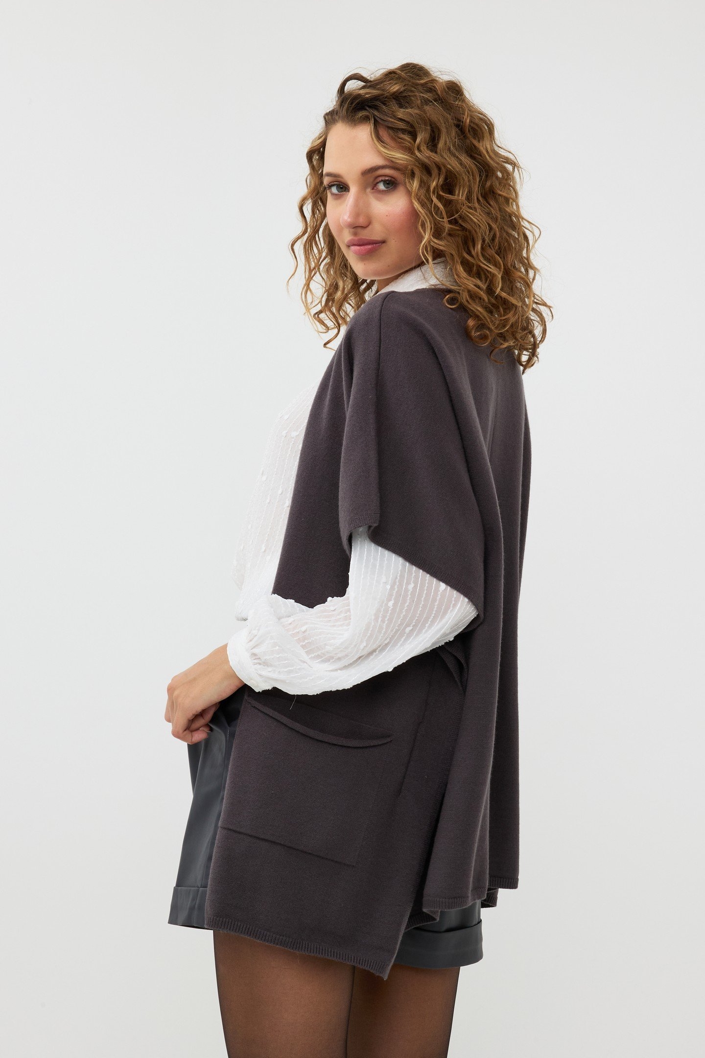 PONCHO GREY 4