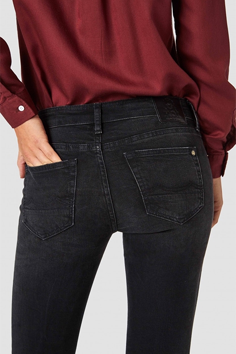 JUNO BLACK WORN IN 4