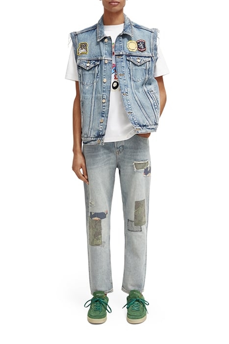 CUT OFF SLEEVELESS DENIM TRUCKER WITH BADGES HEADLINE ACT 3