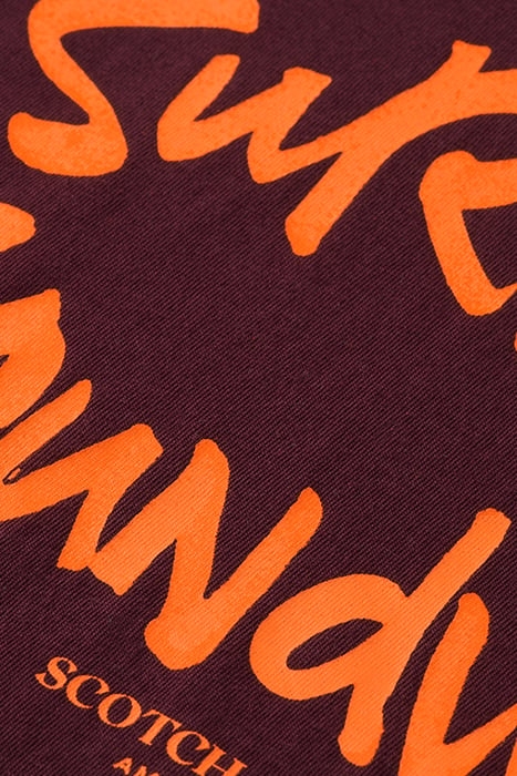 REGULAR FIT CHEST ARTWORK T-SHIRT IN ORGANIC COTTON BERRY WI 6