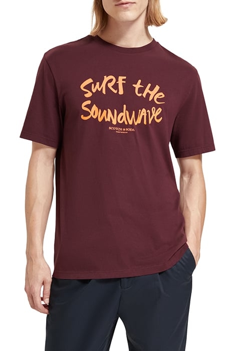 REGULAR FIT CHEST ARTWORK T-SHIRT IN ORGANIC COTTON BERRY WI 1