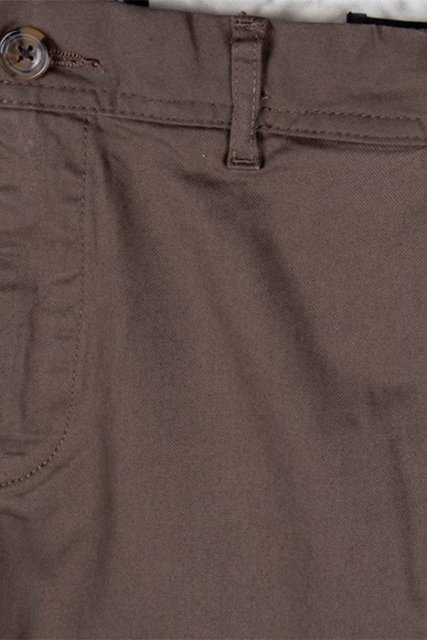 ESSENTIALS STUART - SLIM-FIT ORGANIC COTTON STRETCH CHINO DA 4