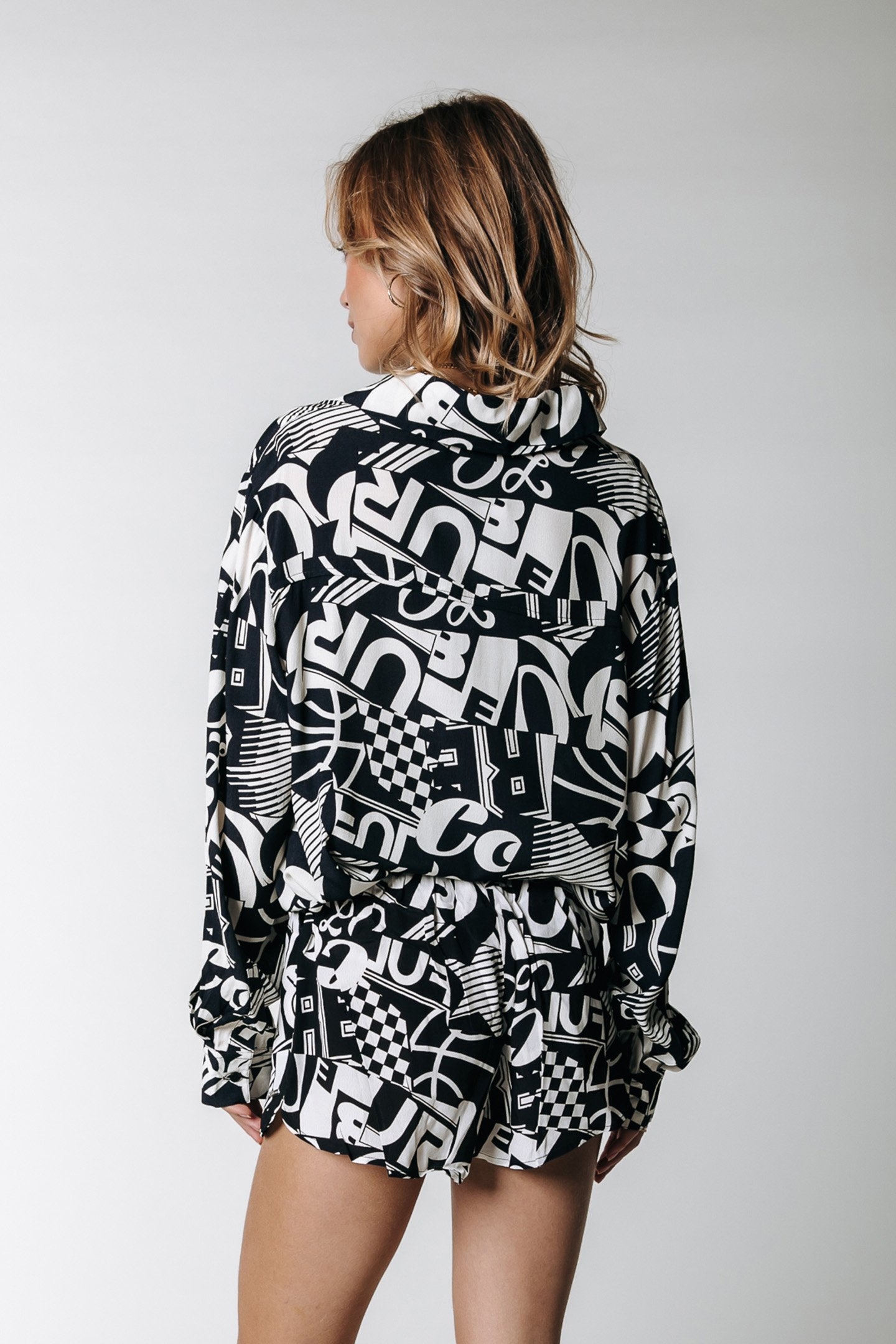 OLET LETTER BUTTON DOWN BLOUSE BLACK/WHITE 2