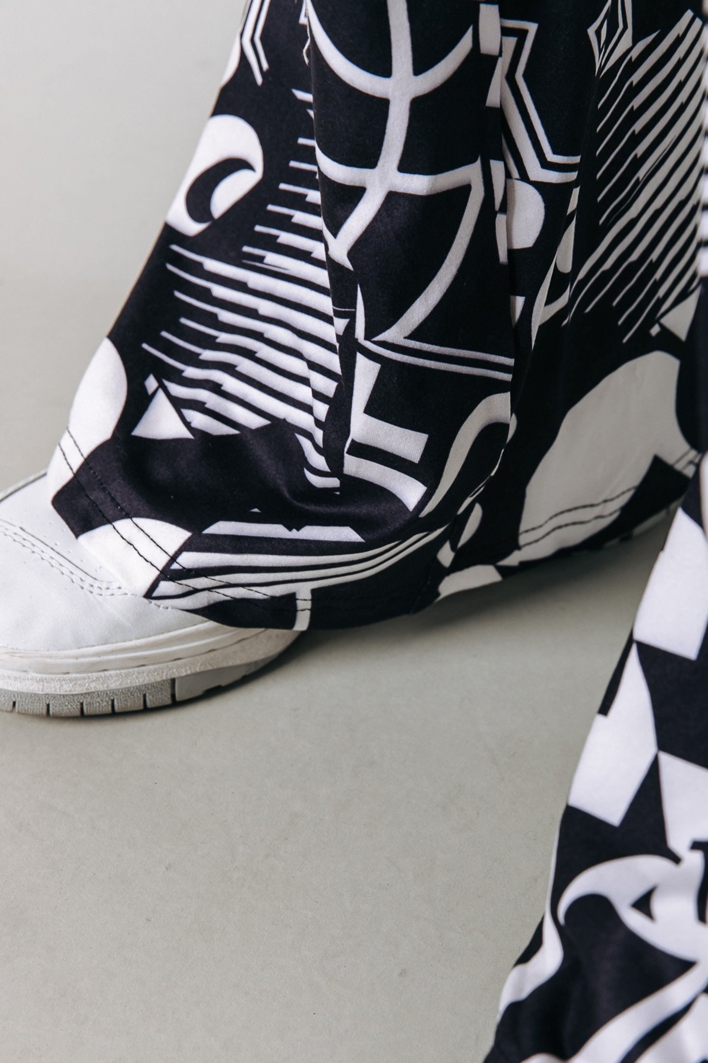 LETTER PEACHED EXTRA FLARE PANTS BLACK/WHITE 4