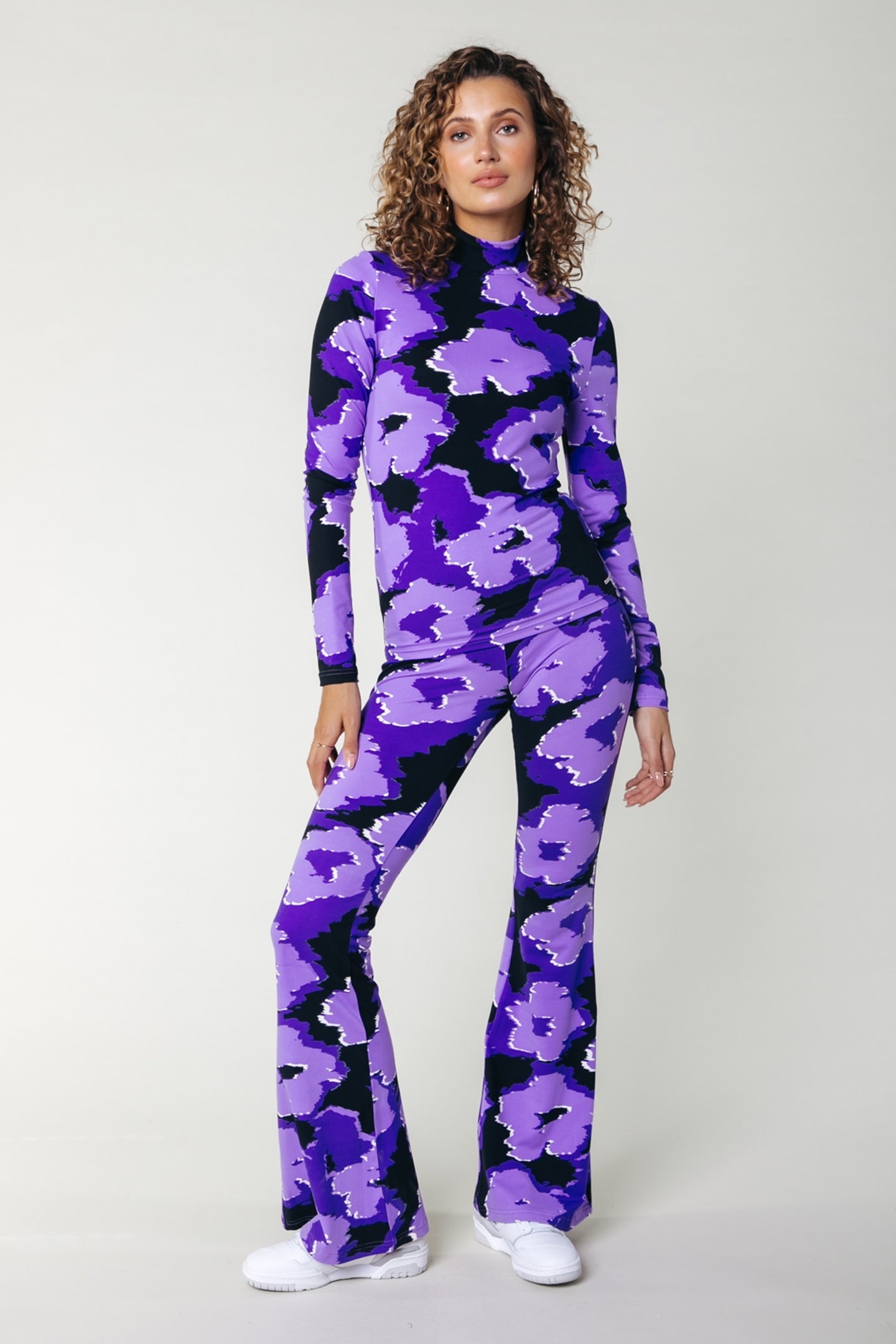 GRAPHIC FLOWER PEACHED EXTRA FLARE PANTS LIGHT LILAC 1