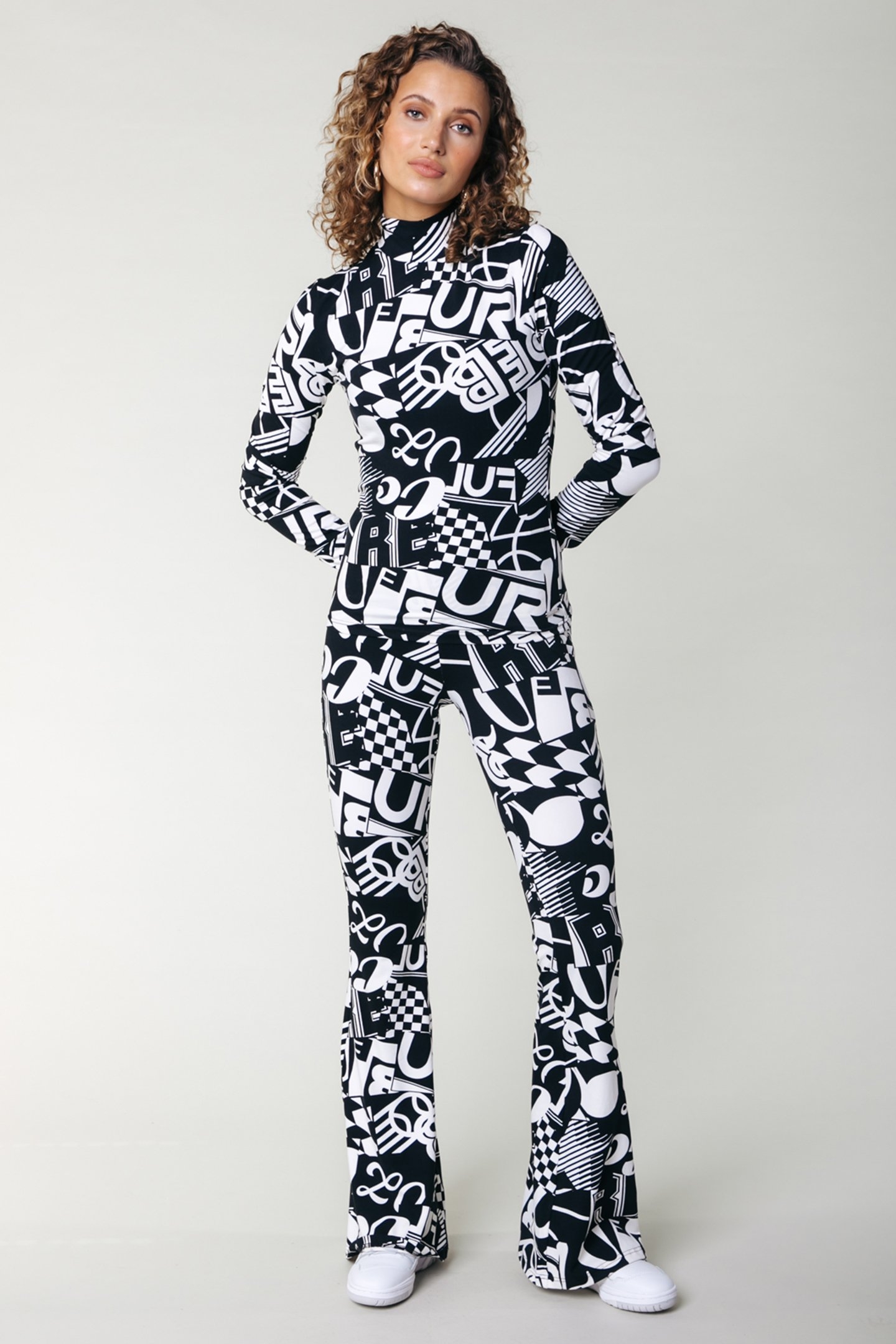 LETTER PEACHED EXTRA FLARE PANTS BLACK/WHITE 1