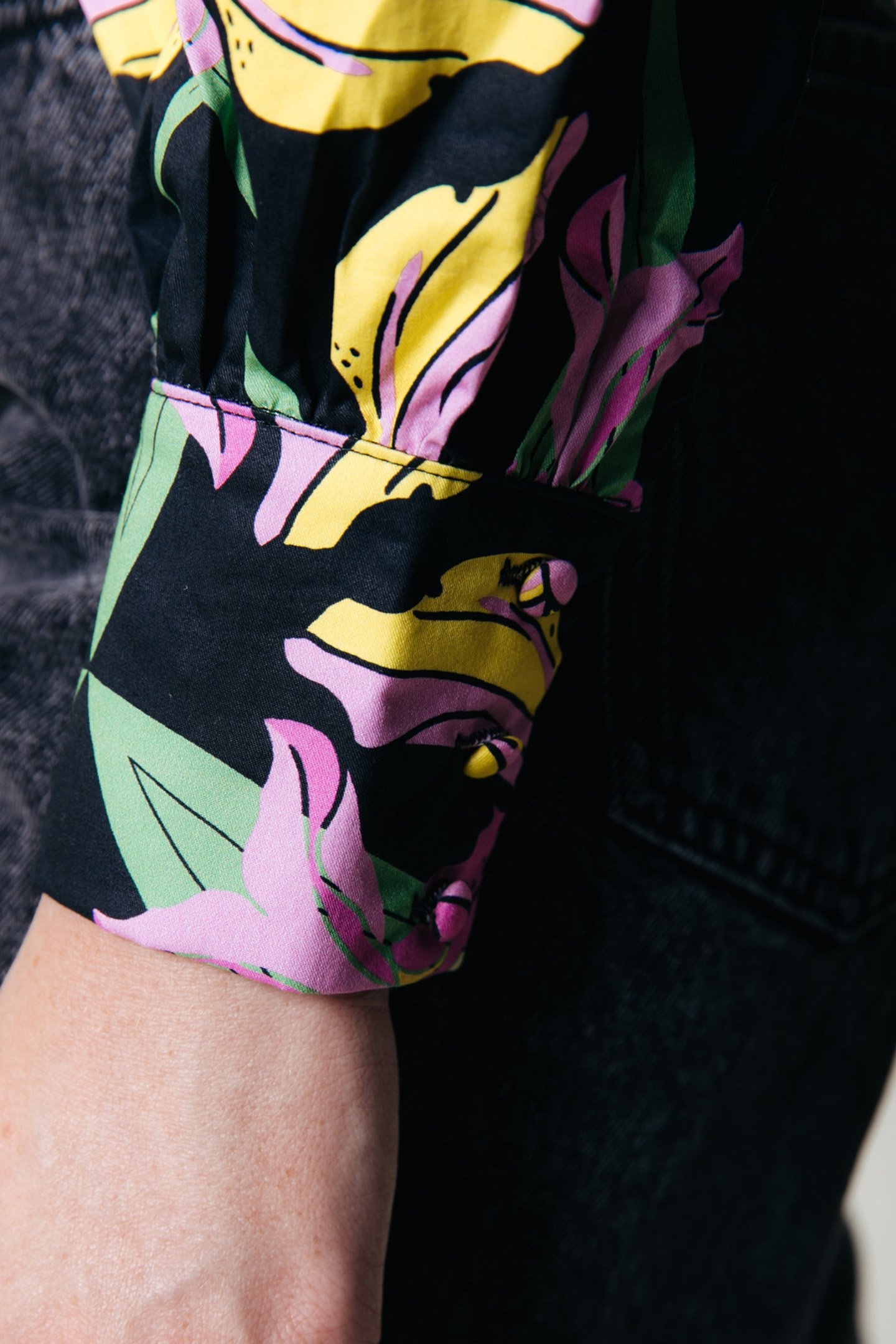 CHAYA GRAPHIC FLOWER PUFF SLEEVE CROPPED TOP MULTICOLOR 5