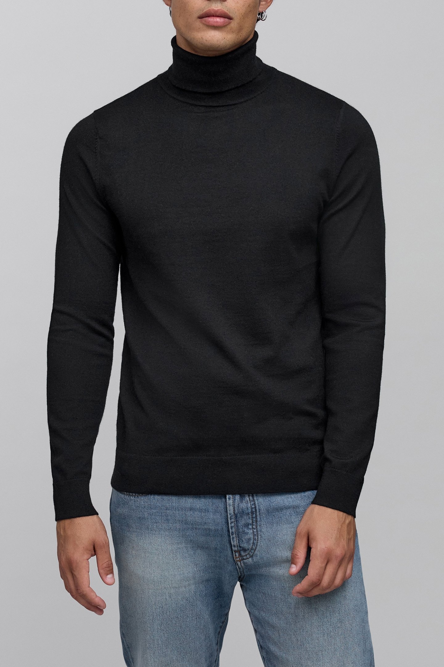 BLACK TURTLENECK JUMPER 1