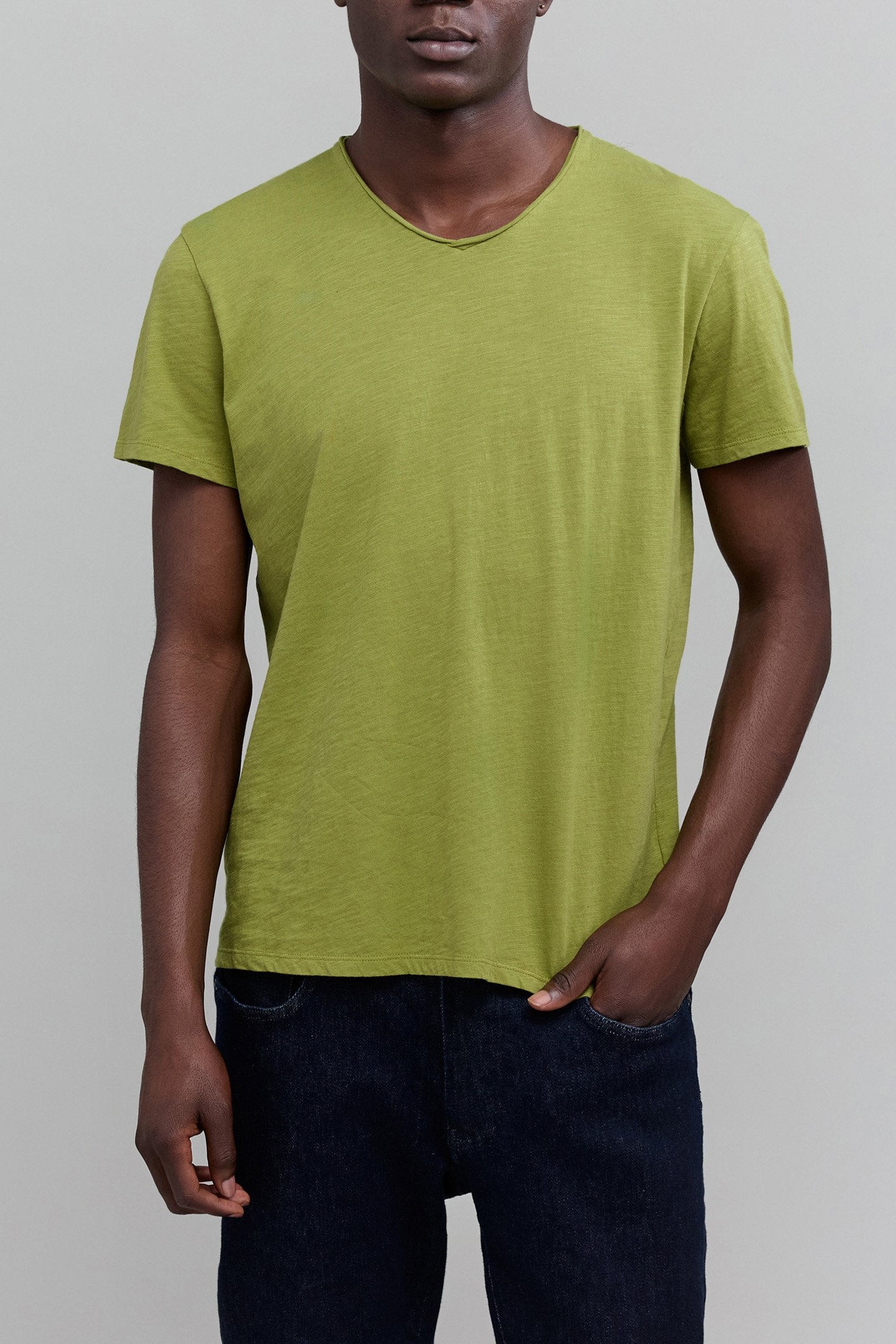 MOSS ORGANIC COTTON ESSENTIAL V-NECK T-SHIRT 5