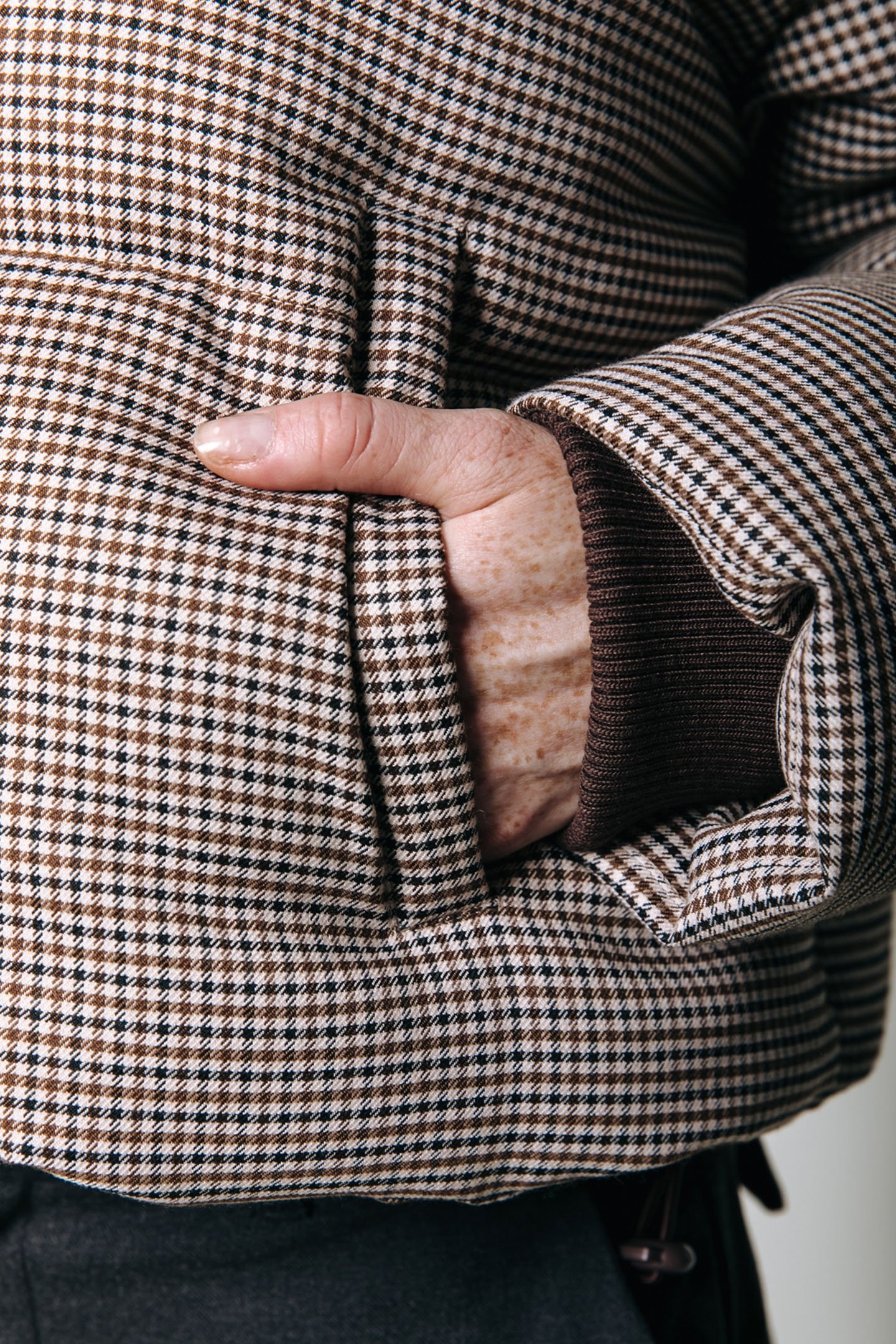 ZYA DOGTOOTH CROPPED PUFFER JACKET BROWN 3