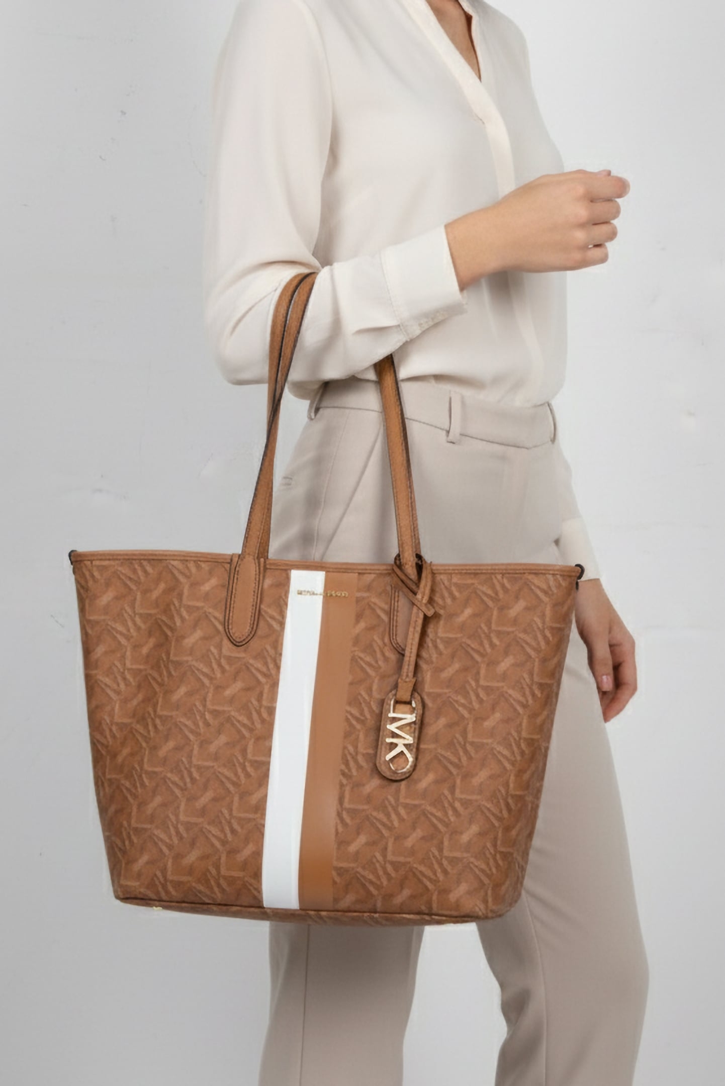 LARGE CUT OUT TOTE BAG IN BEIGE 1