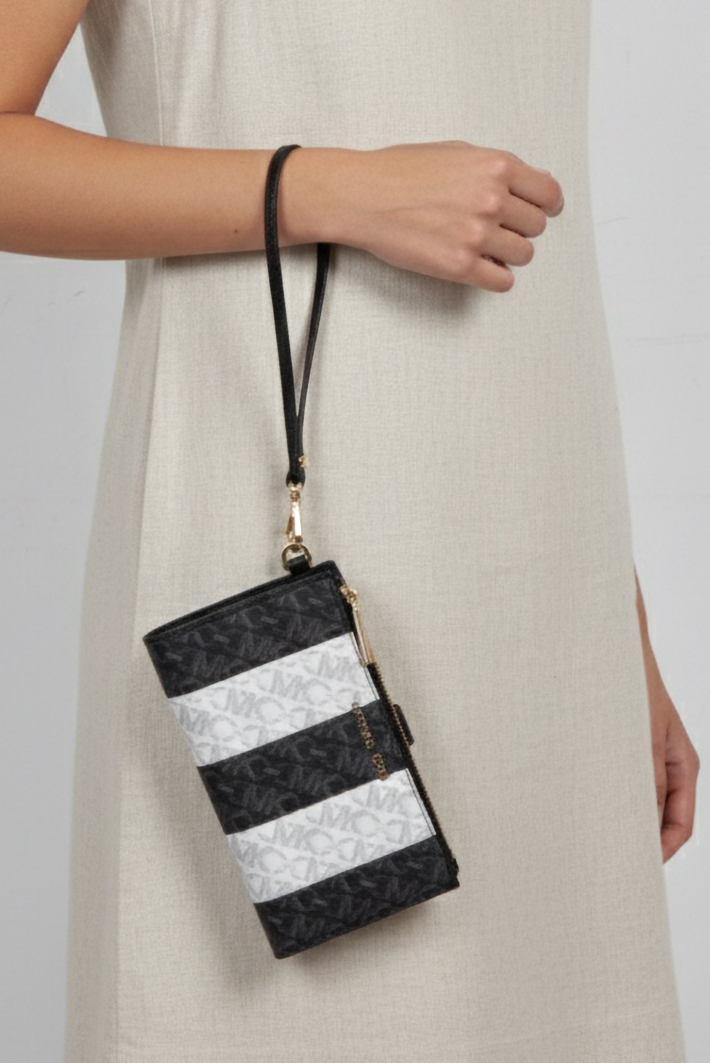 DOUBLE ZIP WRISTLET IN BLACK 1