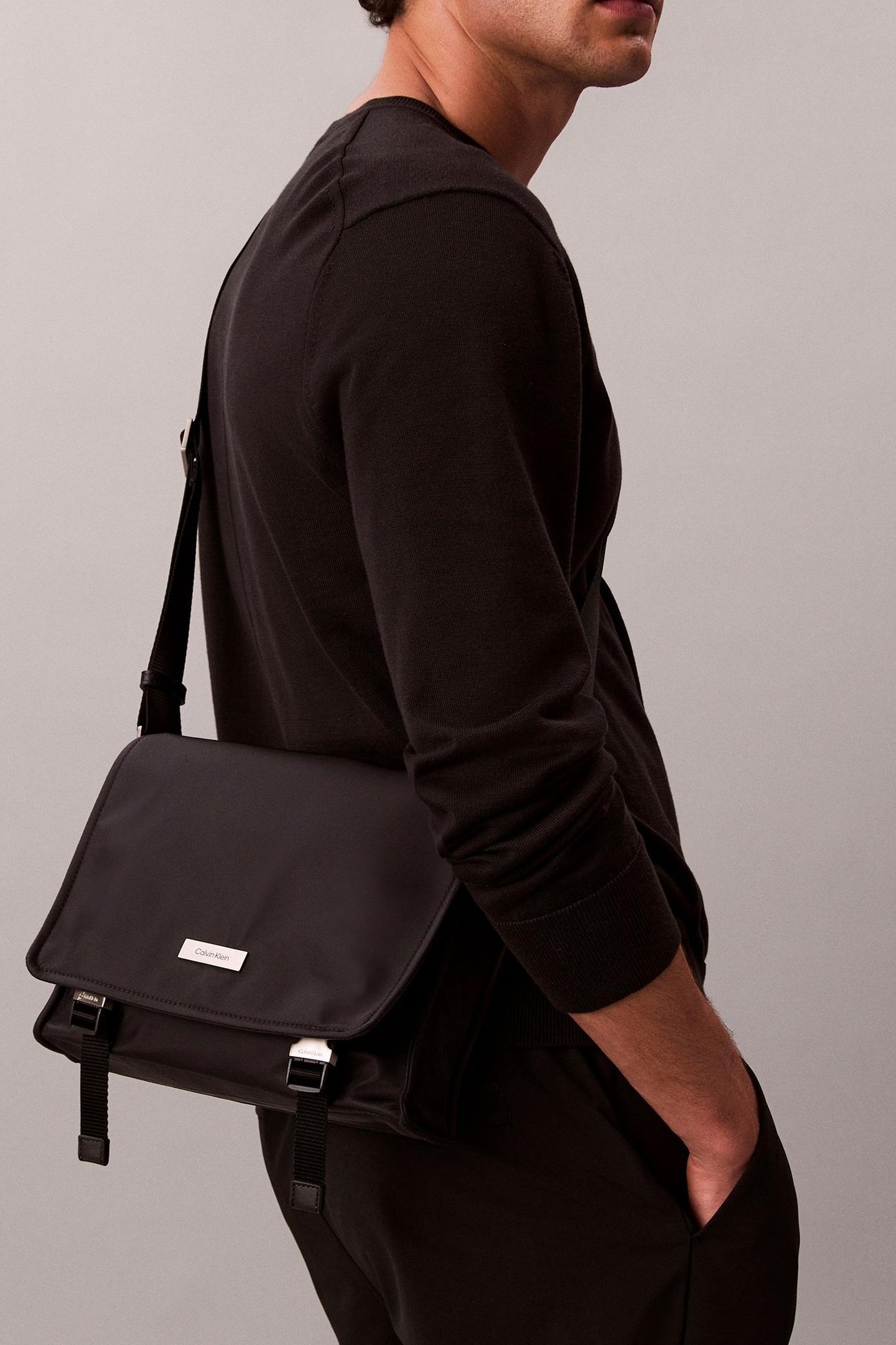 SLEEK SMALL MESSENGER BLACK 1