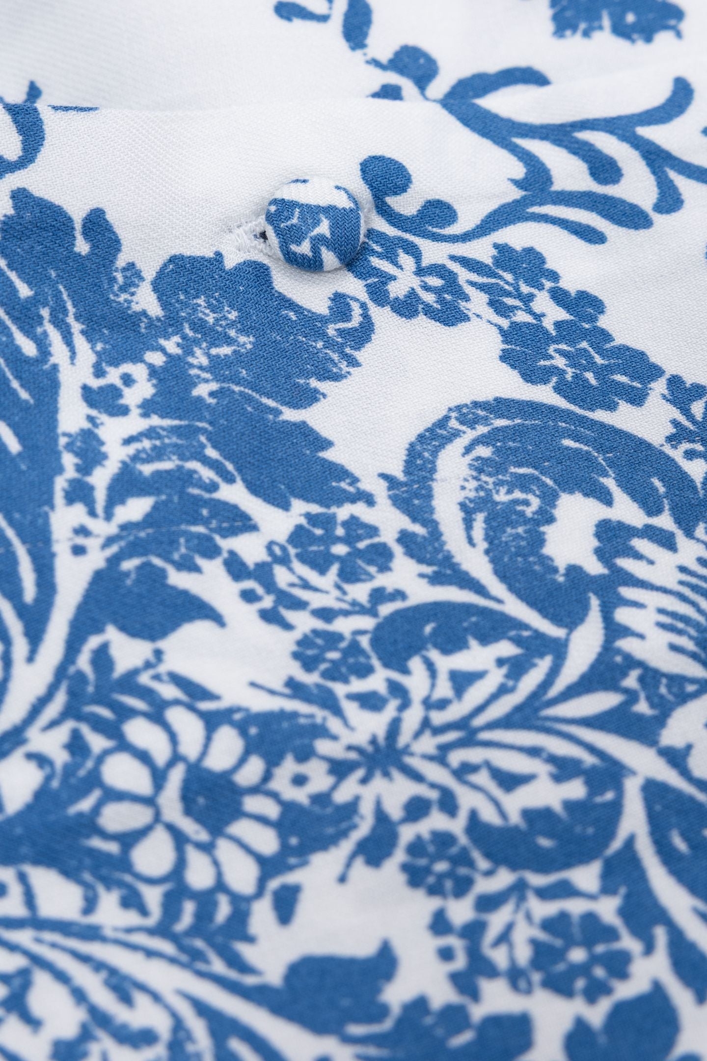 LENZING™ ECOVERO™ SHIRT BLUE EARTHENWARE PRINT 3