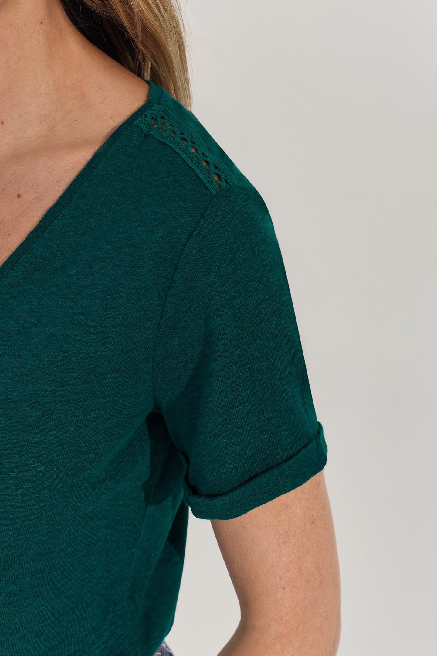 MARINGA - GREEN T-SHIRT WITH LACE DETAILS 7