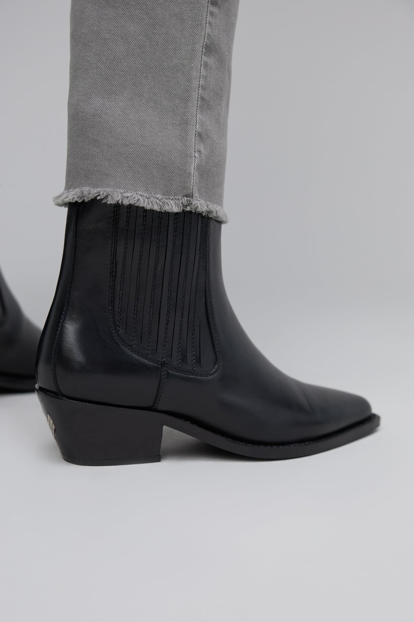 WATERLESS GREY STRAIGHT JEANS BUTTONED WITH FRAGÉ BOTTOMS 6