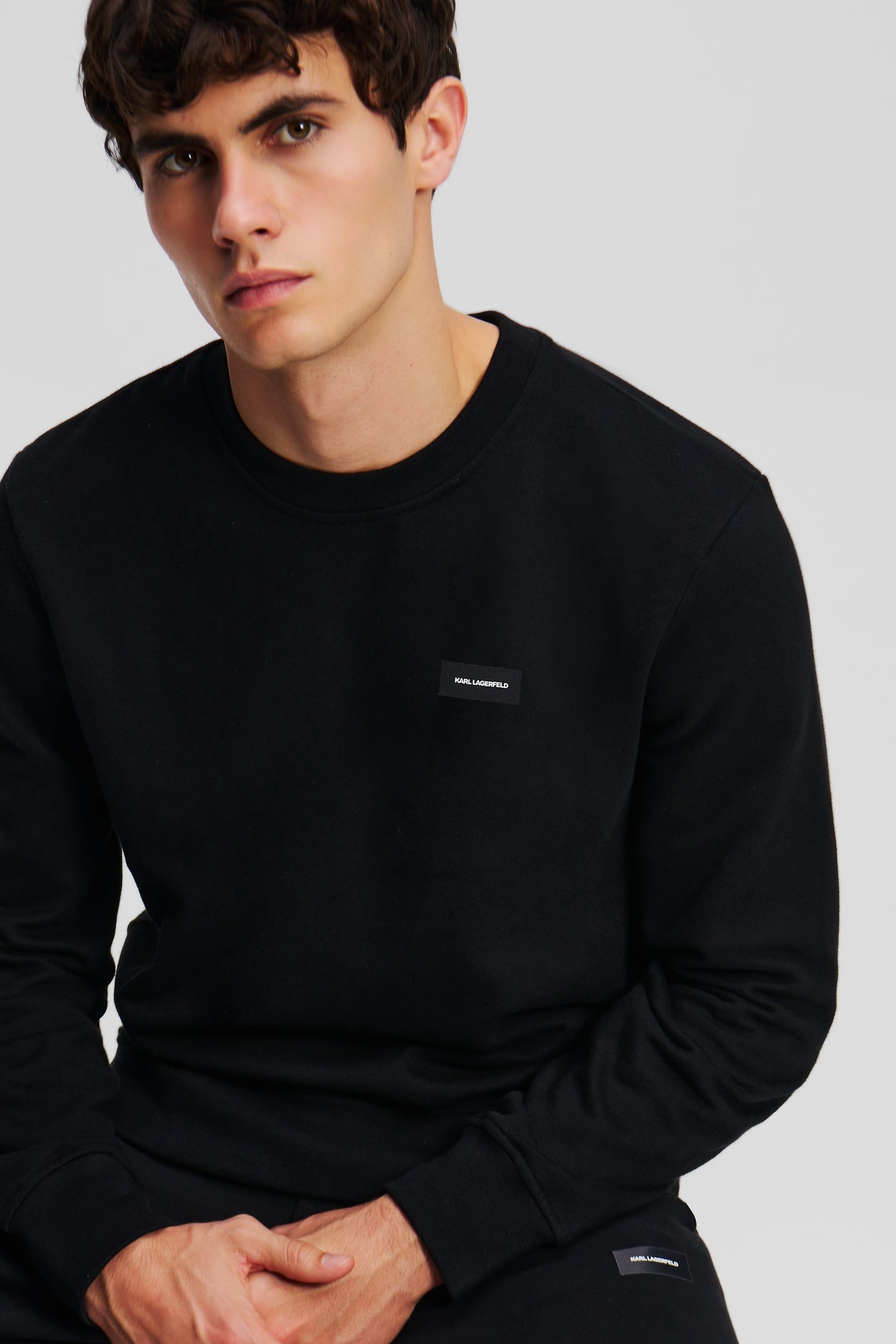 BLACK ESSENTIAL LOGO SWEATSHIRT 2