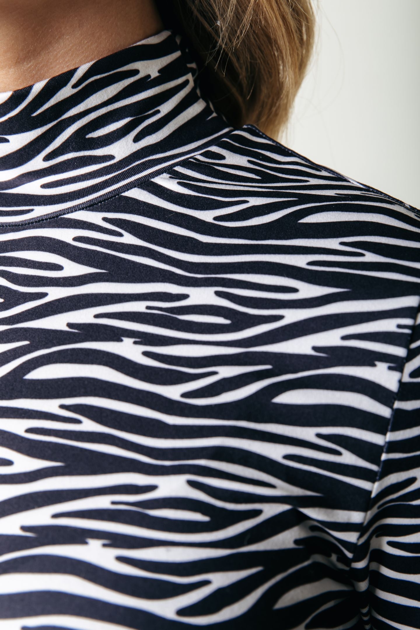 NEYO ZEBRA PEACHED TURTLENECK TOP BLACK/WHITE 4