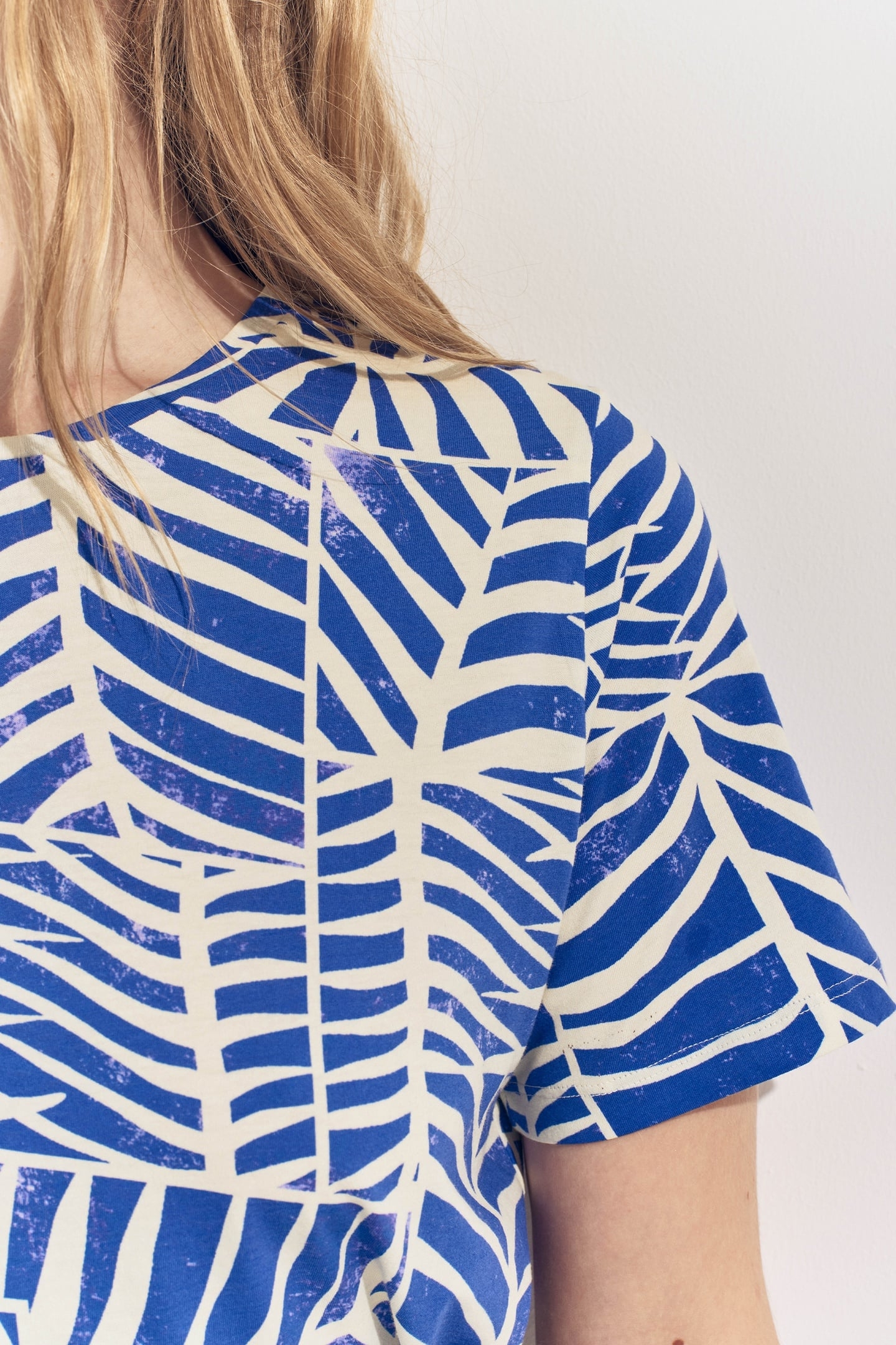 ECRU JACQUARD T-SHIRT WITH FOAM PATTERN 5