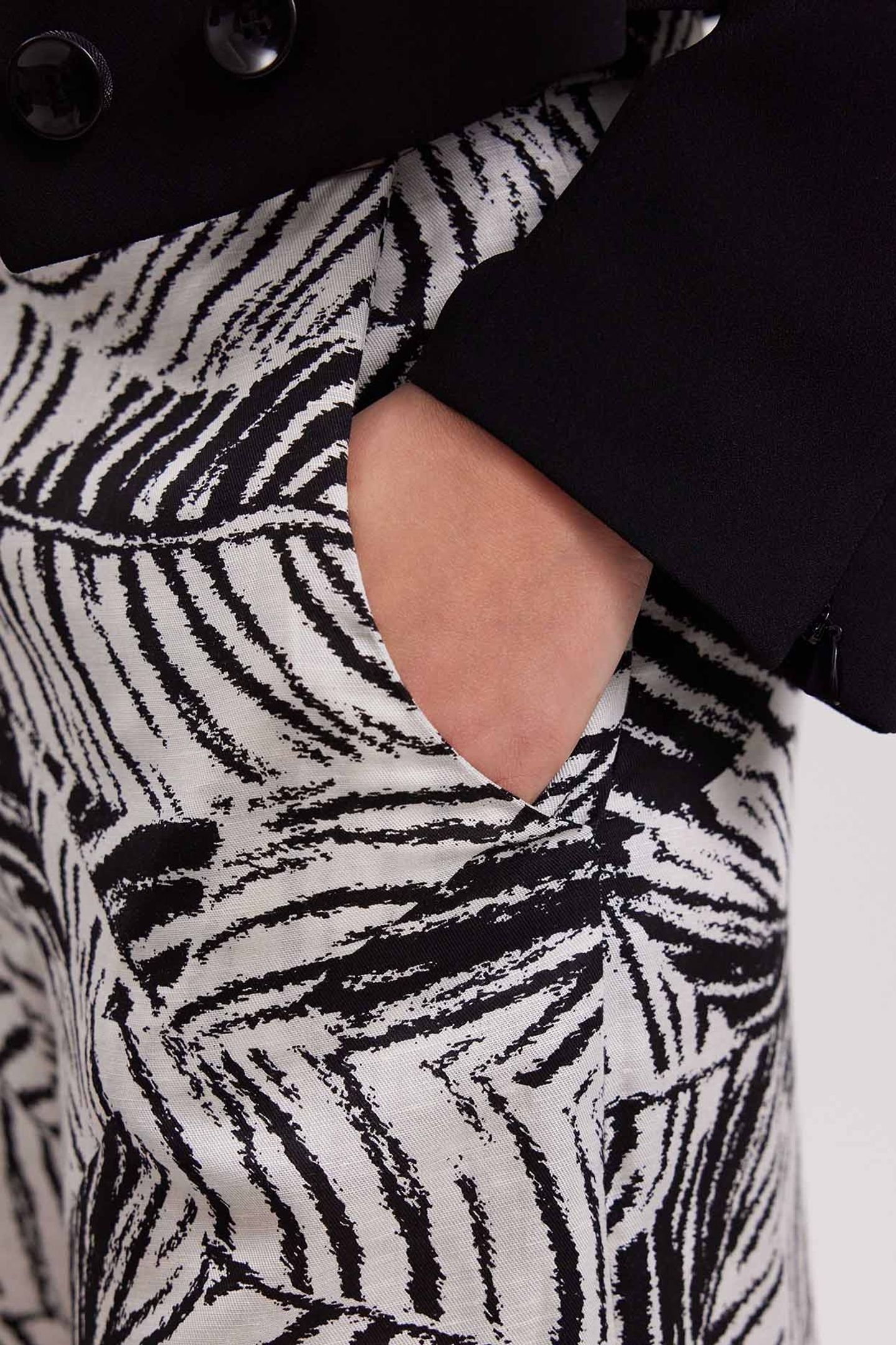 AURIANE BLACK/WHITE 4