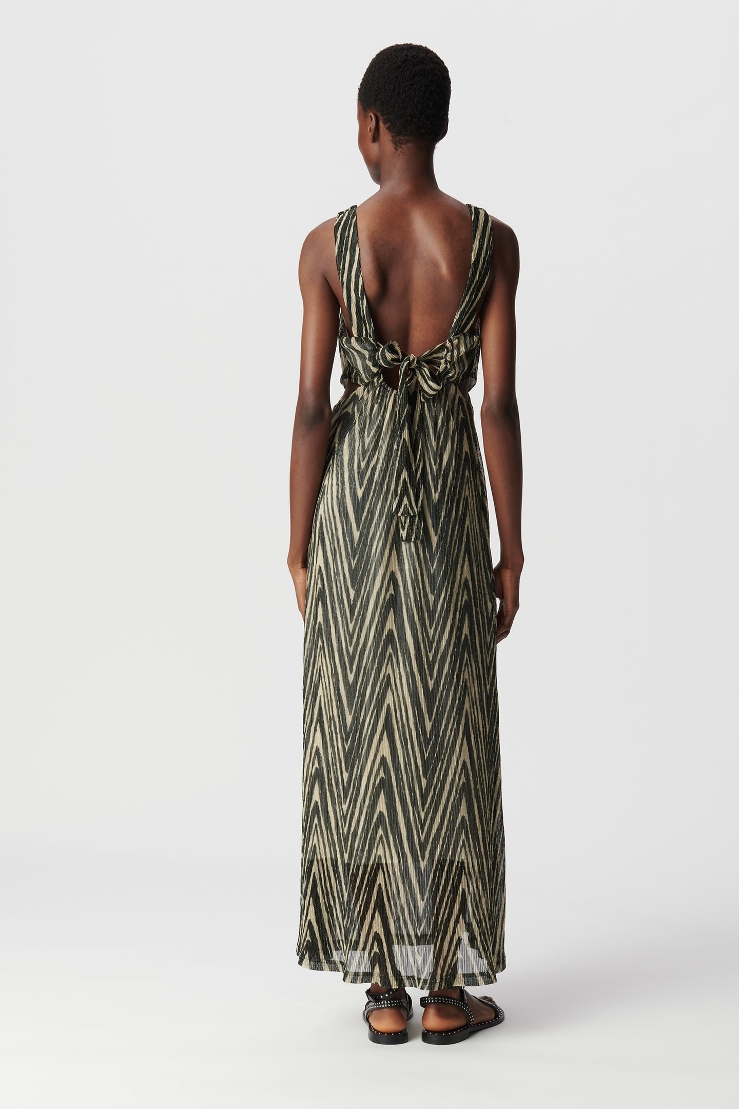 BLACK LONG DRESS WITH GOLD HERRINGBONE PATTERN 4