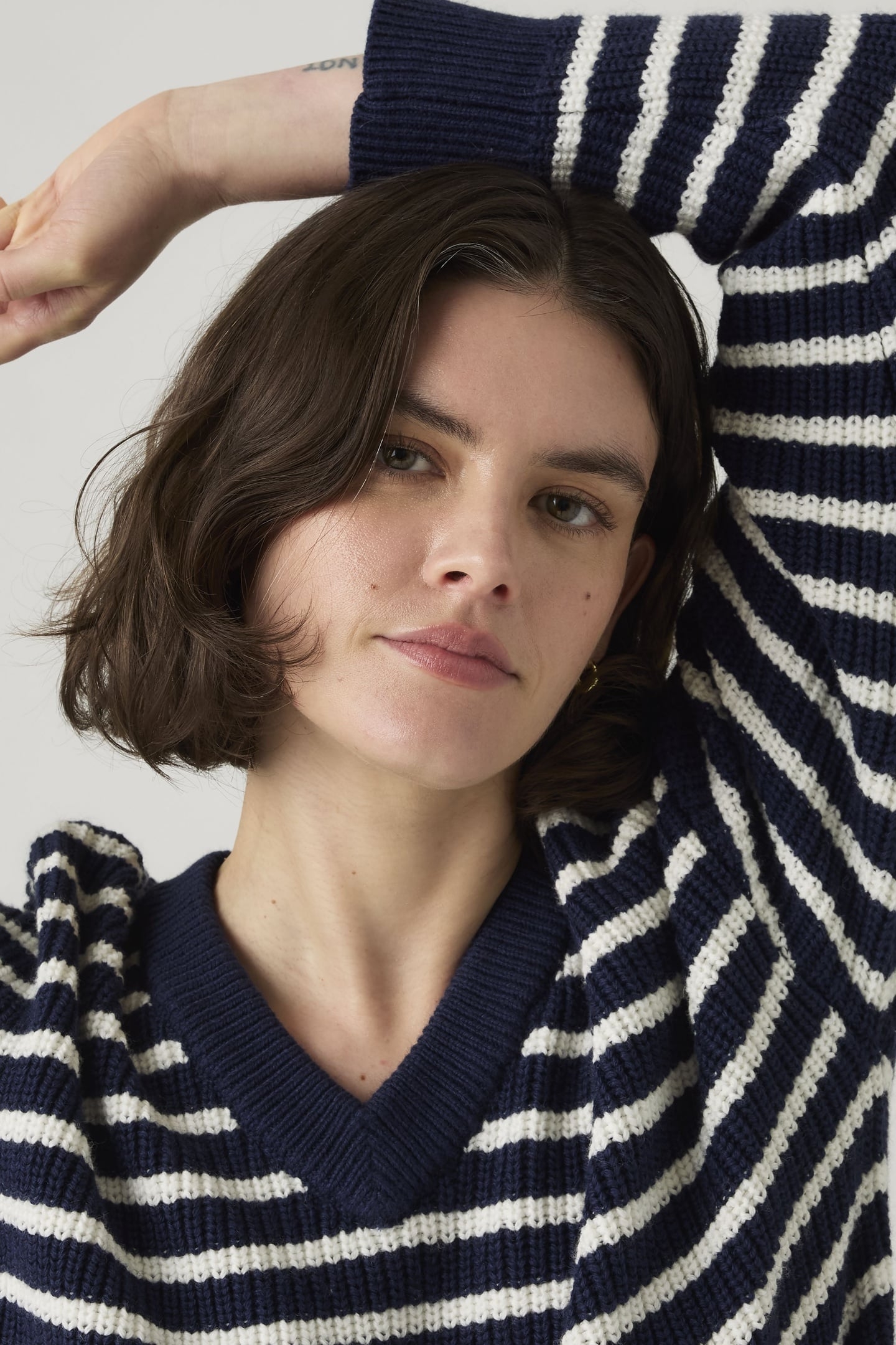 REESE V-NECK SWEATER BLUE 5