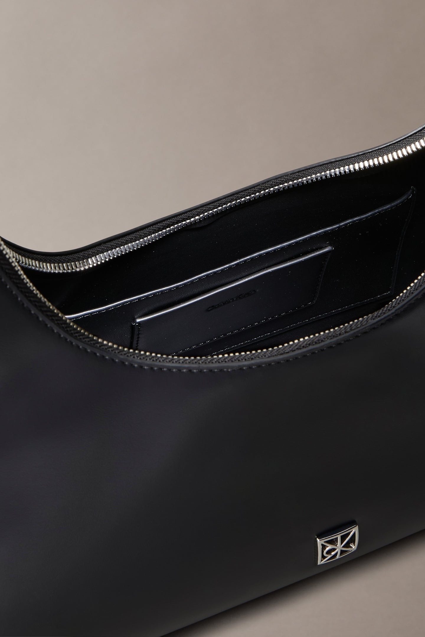 EMBLEM HARDWARE LEATHER SHOULDER BAG BLACK 3