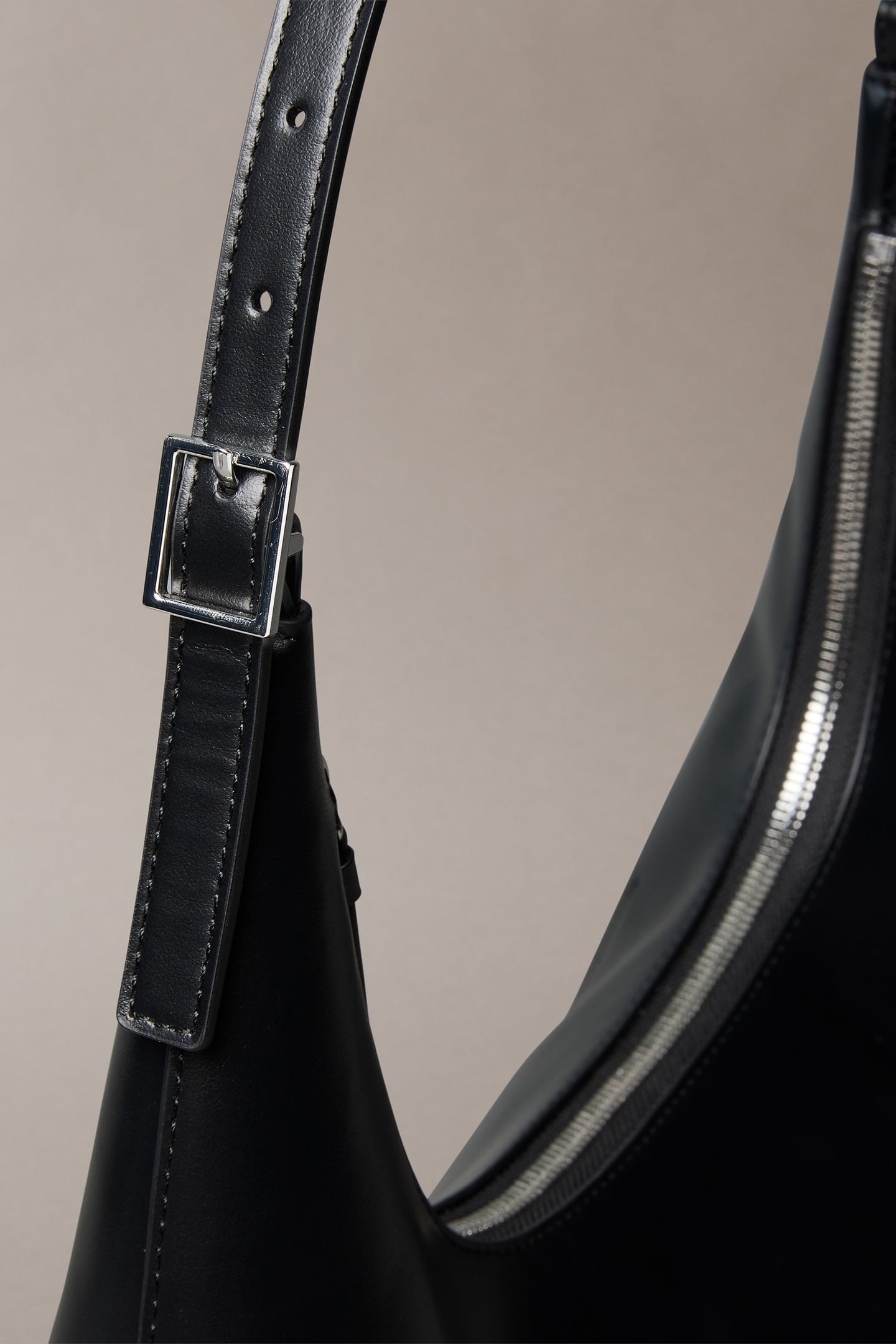 EMBLEM HARDWARE LEATHER SHOULDER BAG BLACK 4