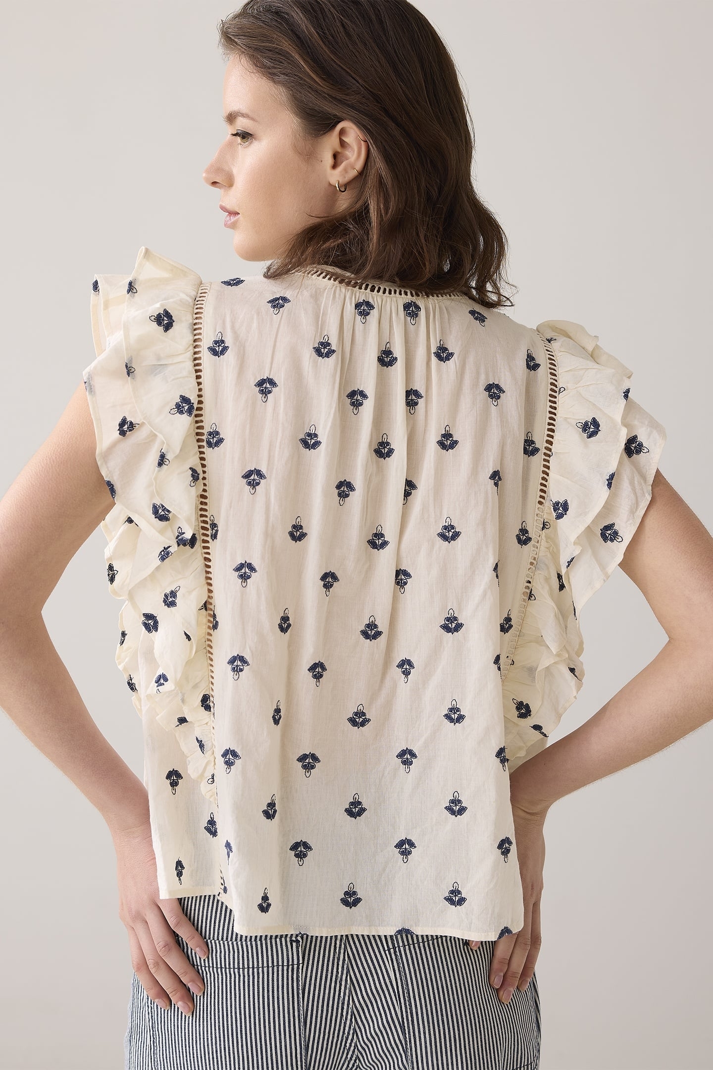 TOP BLUE DAZE EMBROIDERY WHITE 3