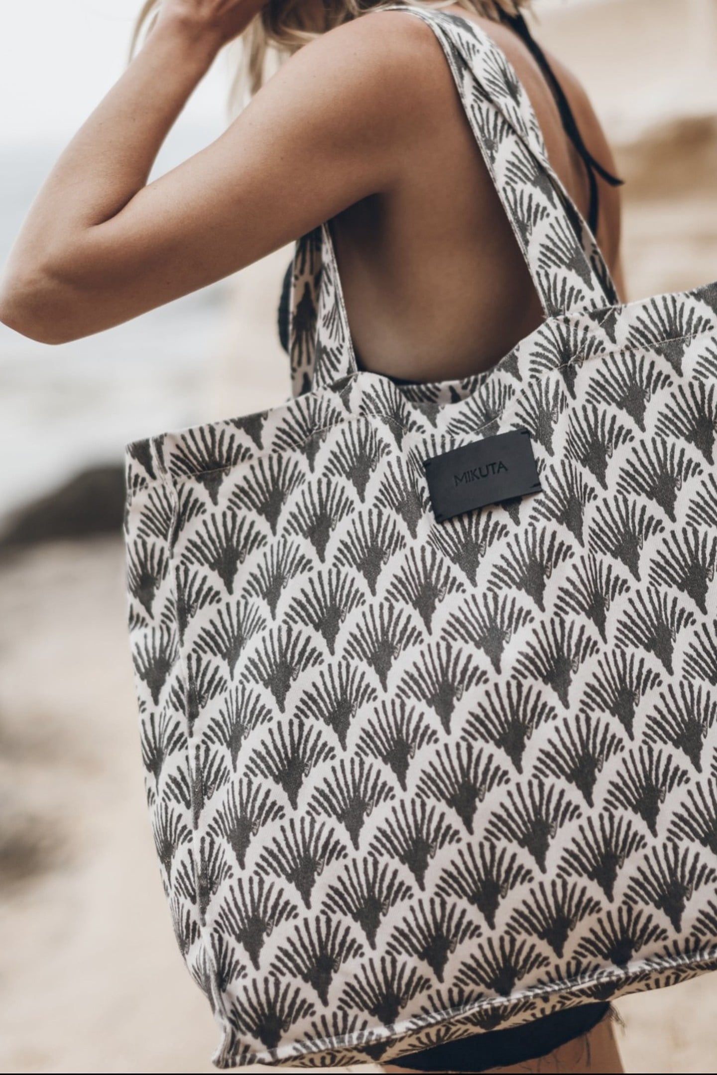 THE BLACK PRINTED LARGE CANVAS BAG BLACK 2