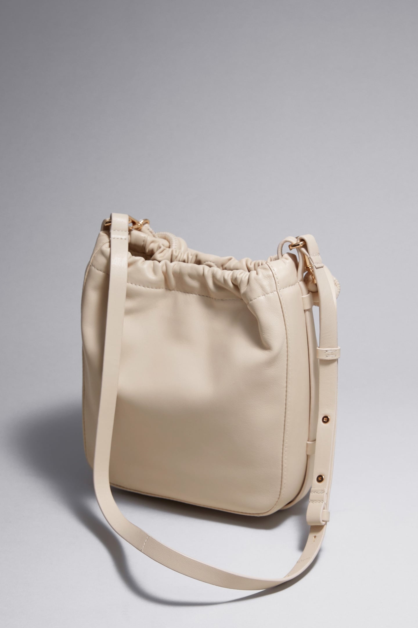 TONI MEDIUM BUCKET BEIGE 2