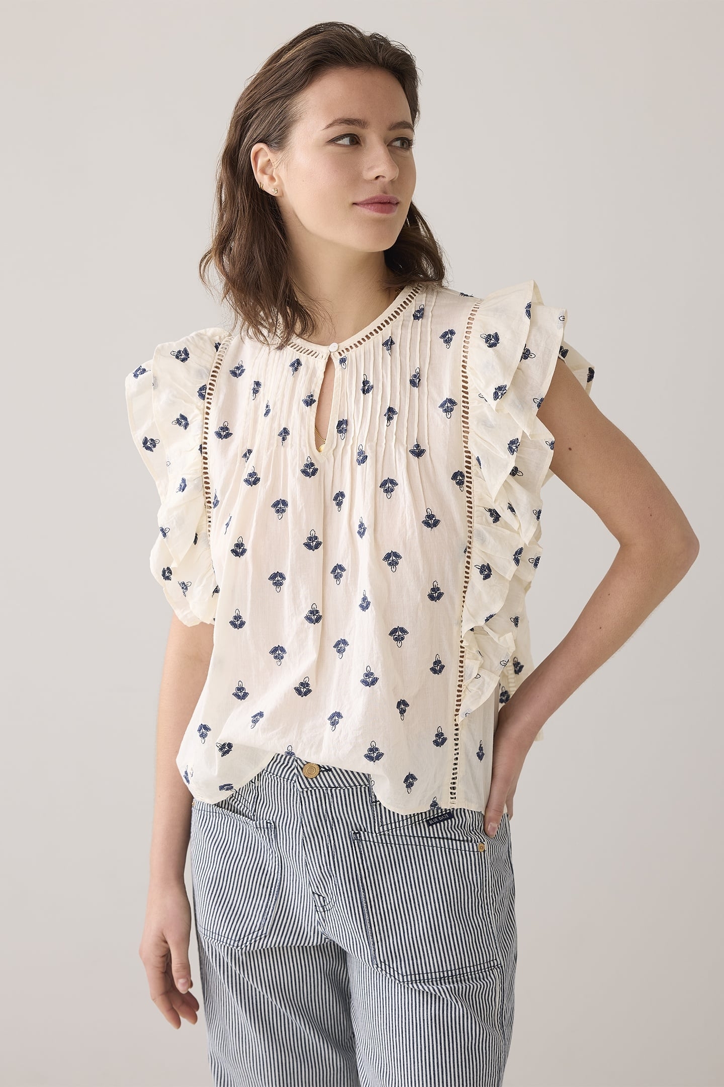 TOP BLUE DAZE EMBROIDERY WHITE 2