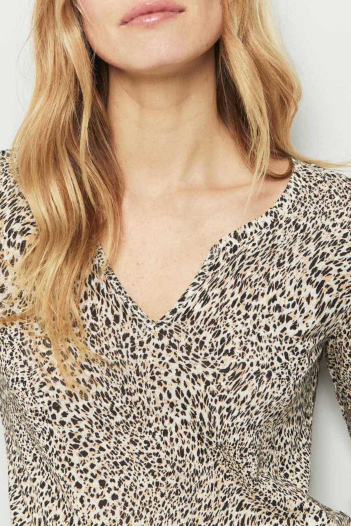 MAGNETIC _ BEIGE COTTON AND LINEN T-SHIRT WITH COOL LEO PRIN 4