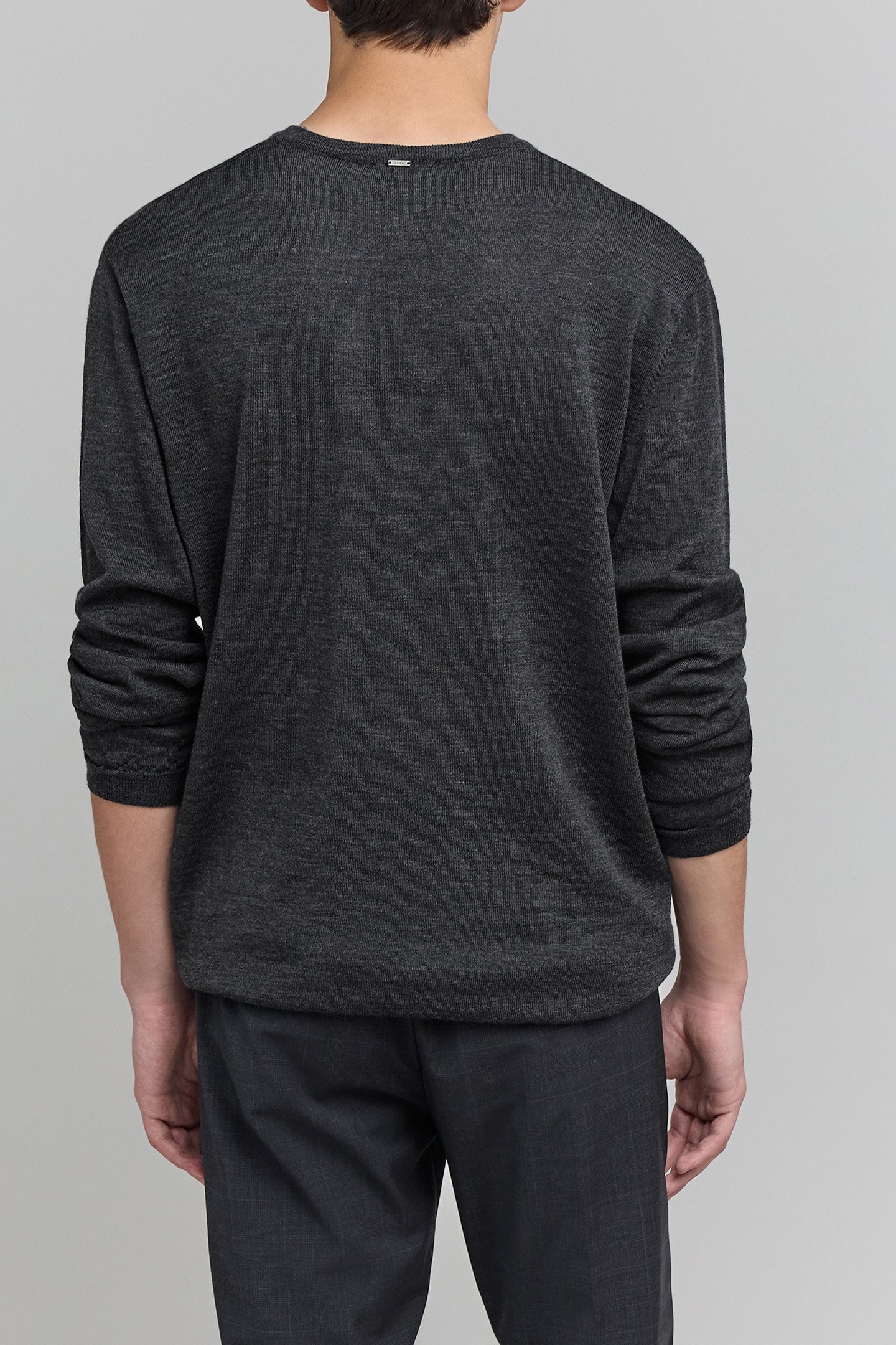 ANTHRACITE V-NECK KNIT SWEATER 2