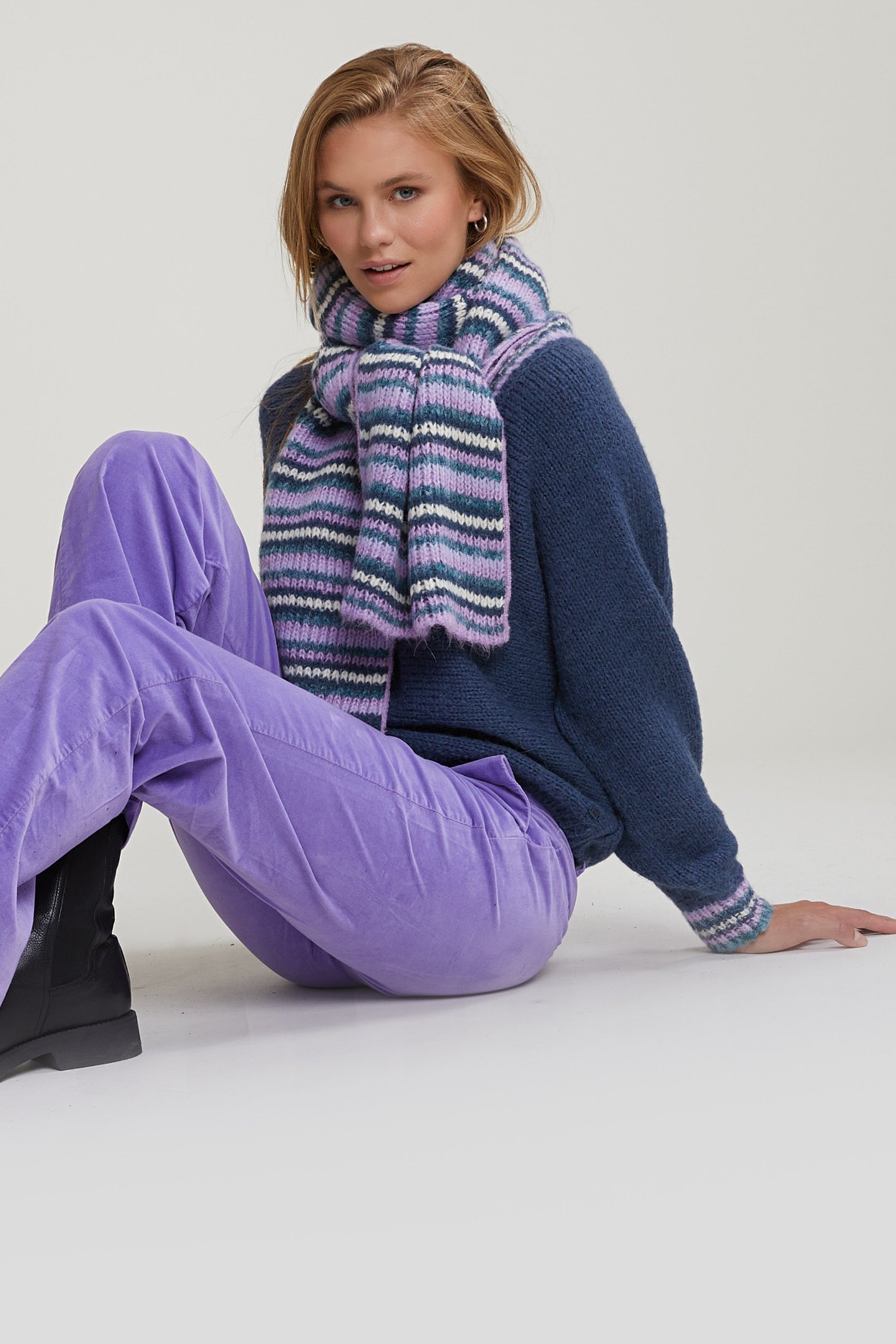 BLUE SWEATER STRIPED V-NECK 3