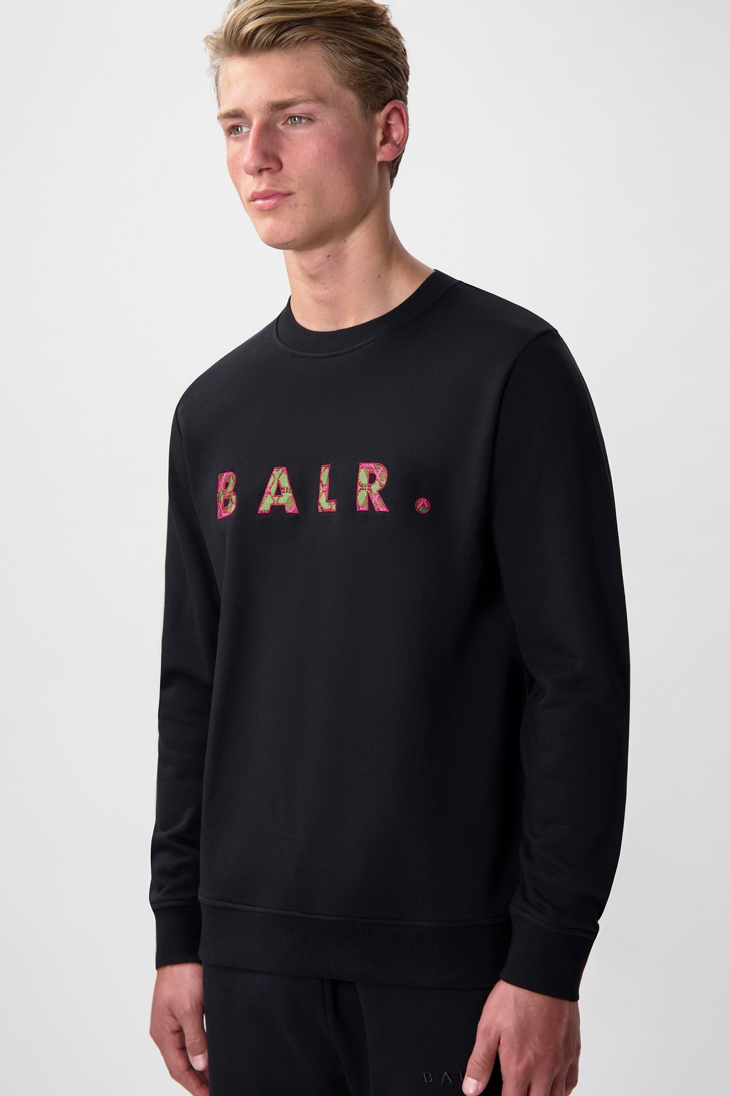 BALR. MONOGRAM EMBRO CREWNECK JET BLACK/TIBETIAN RED 1