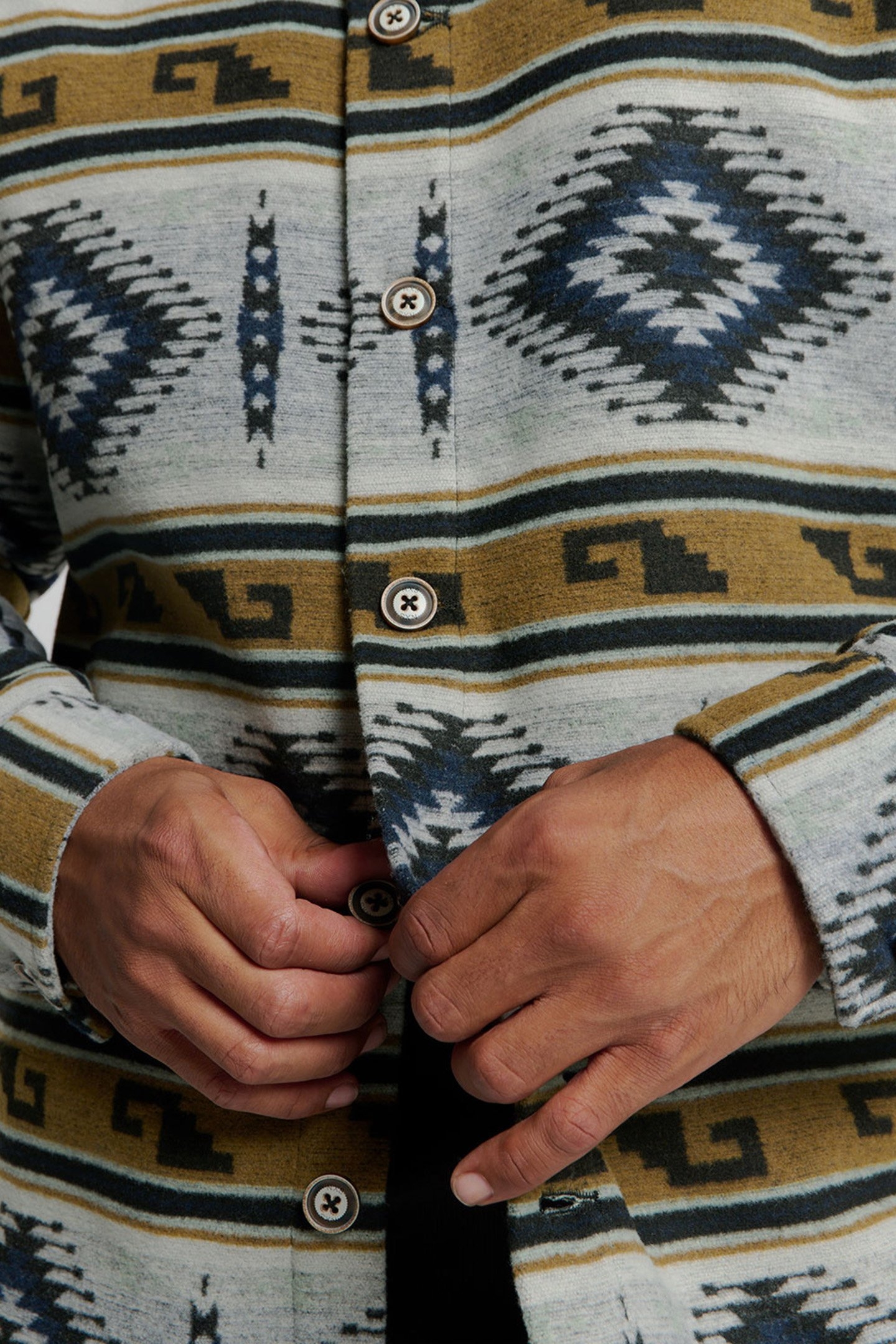 OVERSHIRT BUTTON CLOSURE PATTERN CEMENT 6