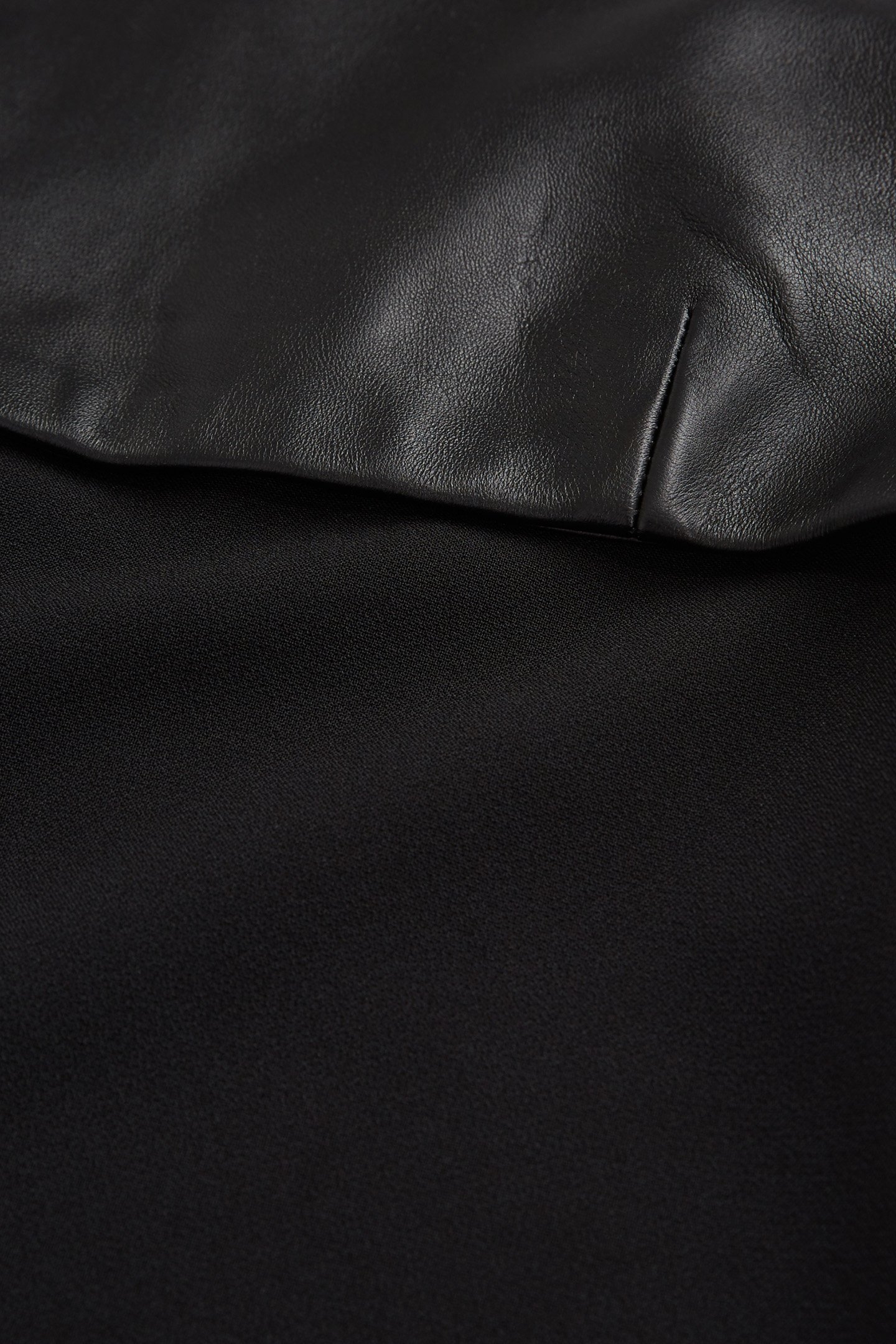 ROBE TOP DETAIL BLACK 2