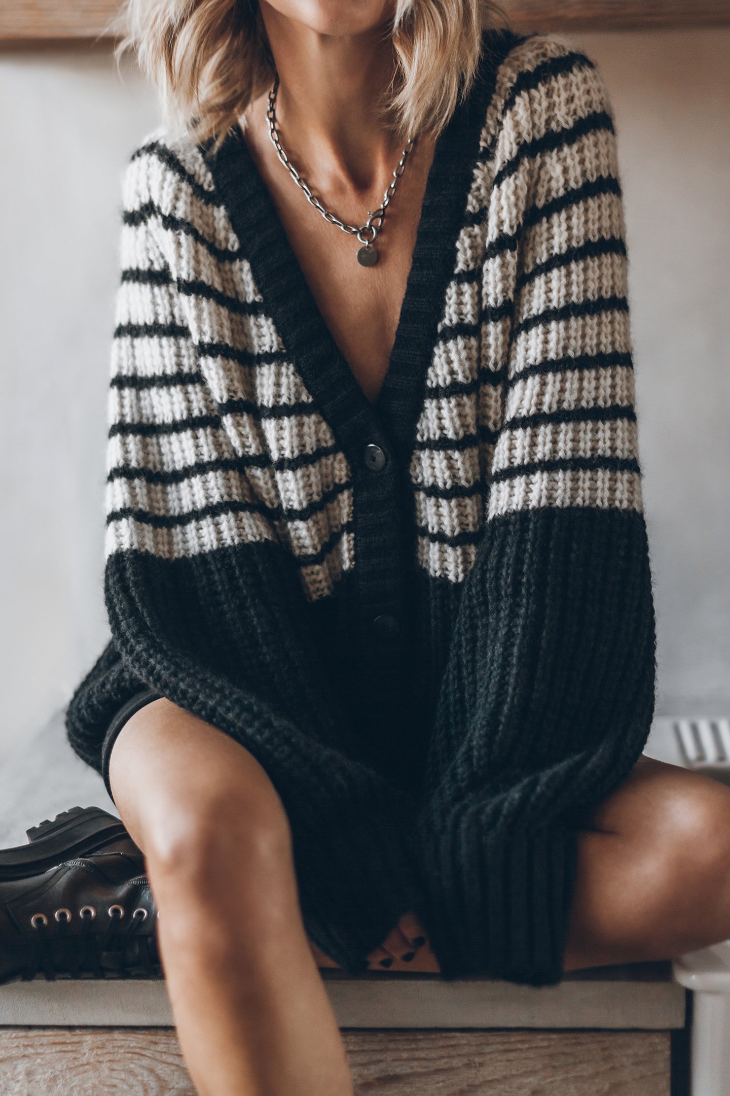 THE STRIPED SHORT KNITTED CARDIGAN 2