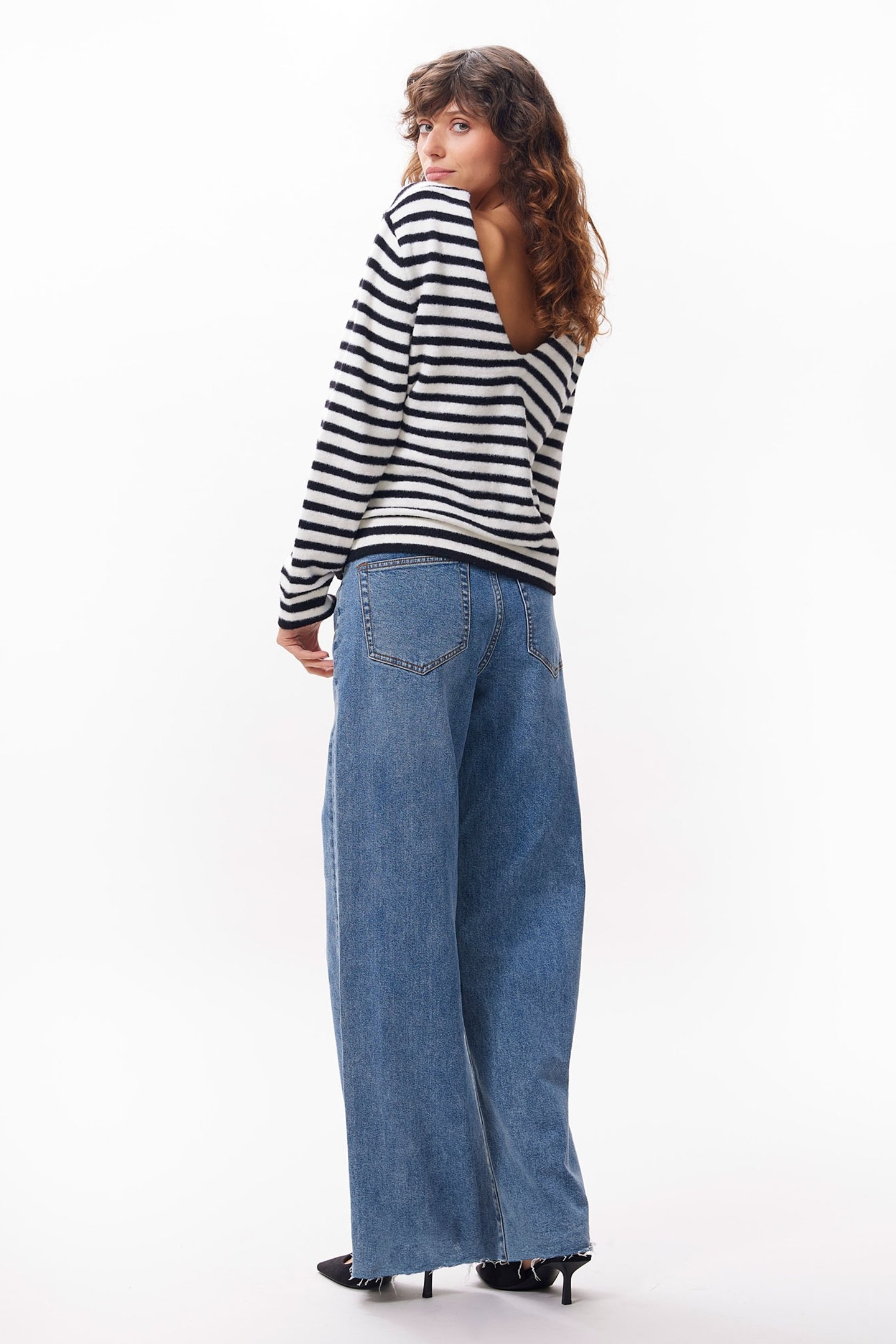 STRIPED SOFT KNIT WITH VNECK BLACK 3